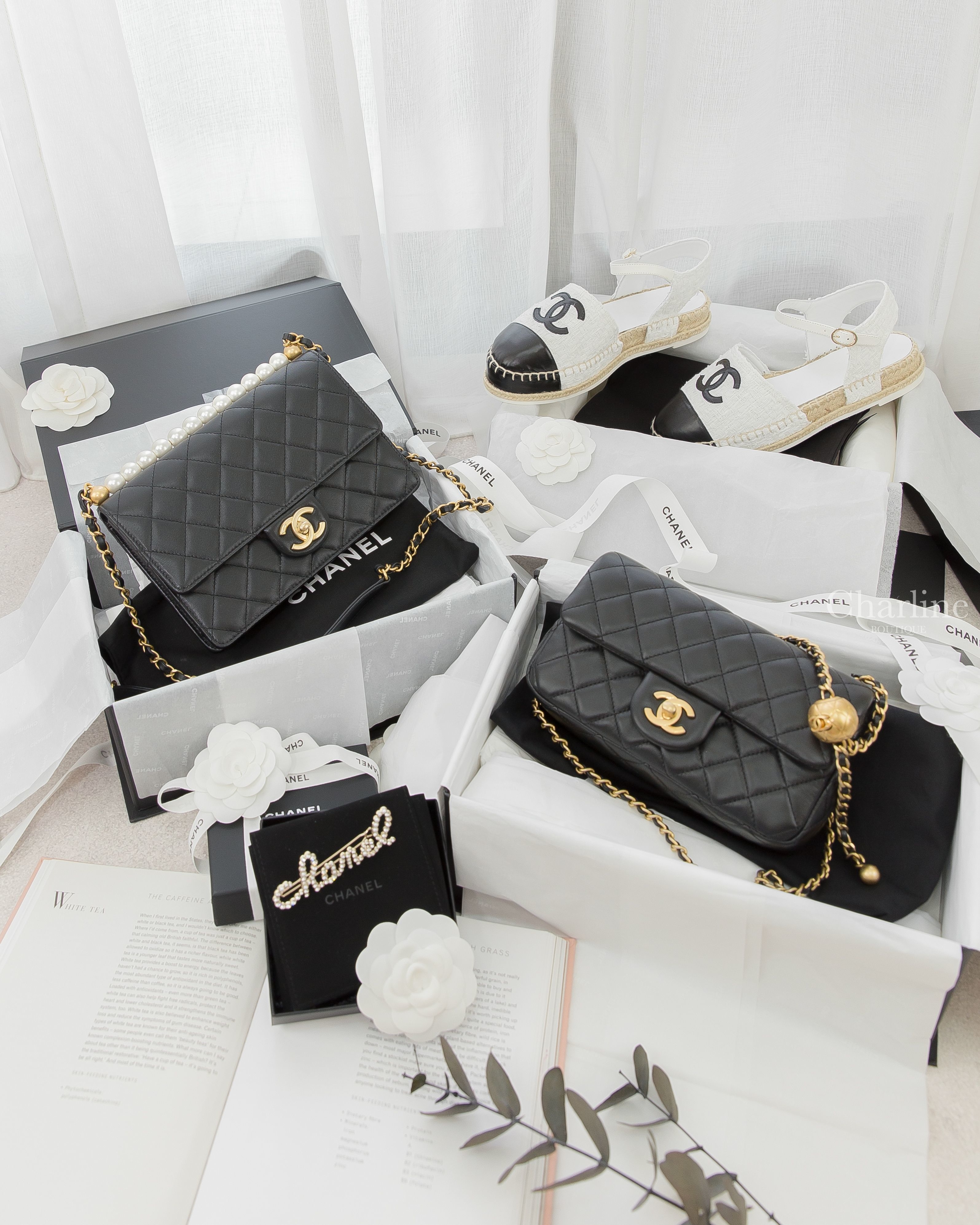 Chanel 黑色金CC金色小珠鍊帶20cm小羊皮菱格紋肩背包,Chanel 黑色金CC金鍊珍珠滾邊山羊皮菱格紋肩背包,Chanel 白色拼黑色小羊皮CC草編鉛筆涼鞋,Chanel 金色水鑽拼珍珠字樣髮飾-Charline Boutique 精品代購