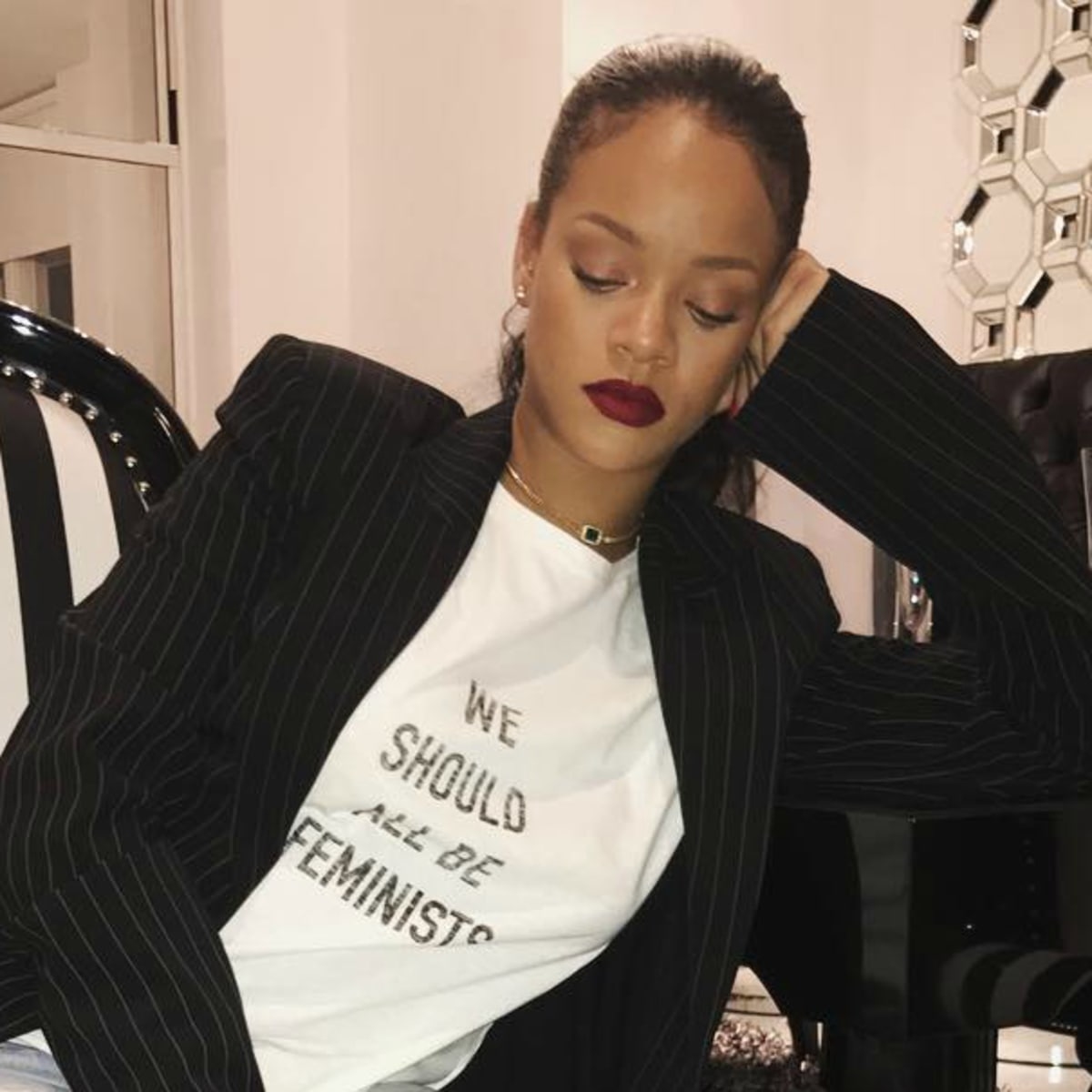 素T推薦穿搭二-白T搭配西裝外套,休閒中帶點正式