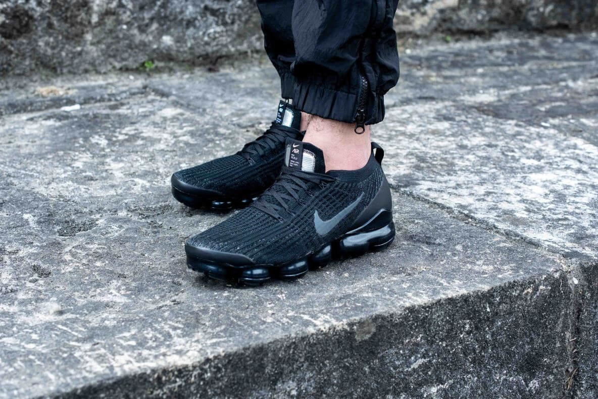 Triple black hot sale vapormax 2.0