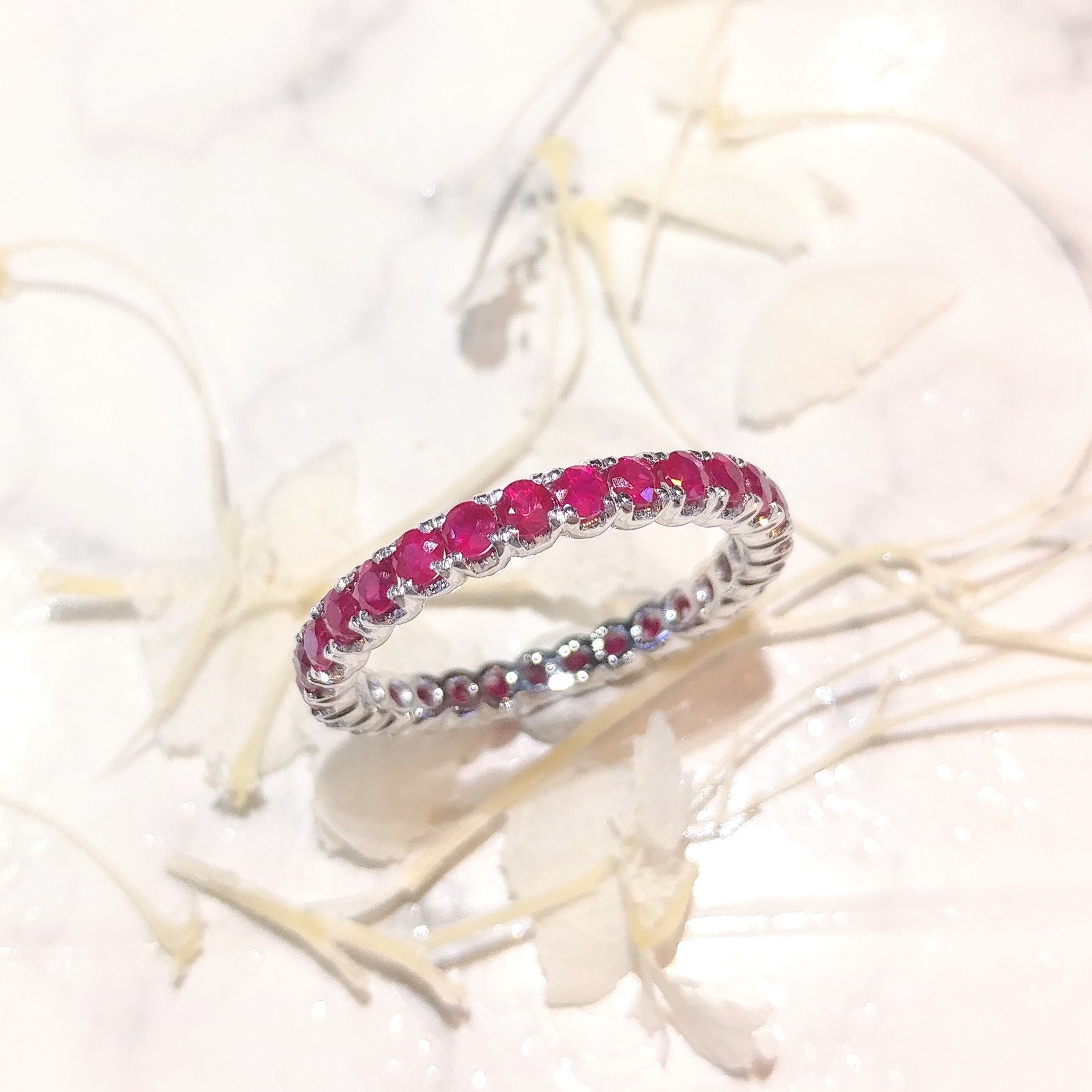 全新18K白金1卡多天然紅寶石全圈戒指