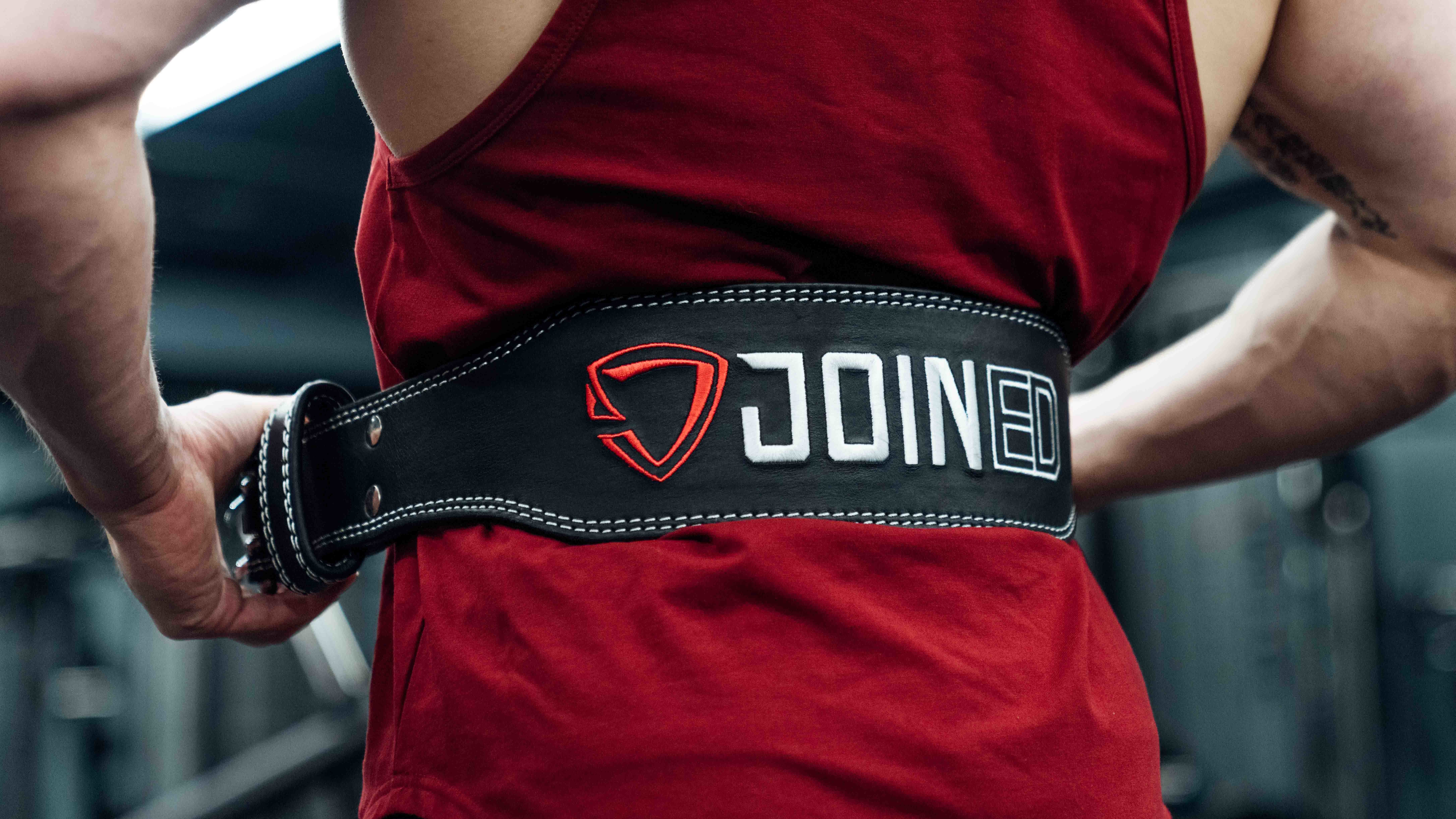 IFBB PRO大H 陳建昕穿著TEAMJOINED 挖背背心 和 健美腰帶 在健身房裡賣力練胸練背練手練腿