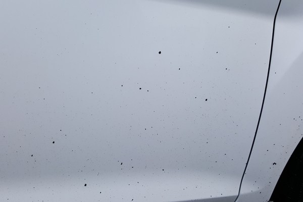 柏油髒汙，車身上有很多黑點