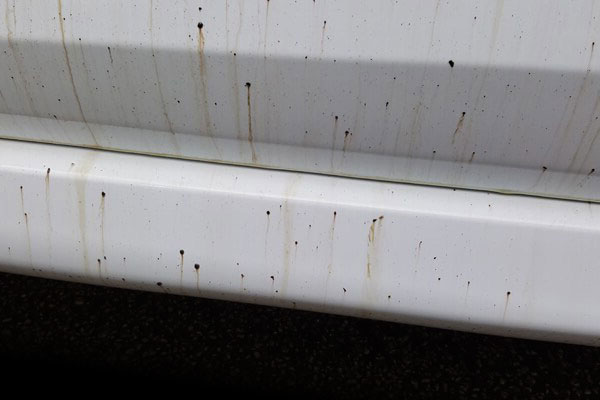 使用柏油清潔藥劑，黑點點被溶解