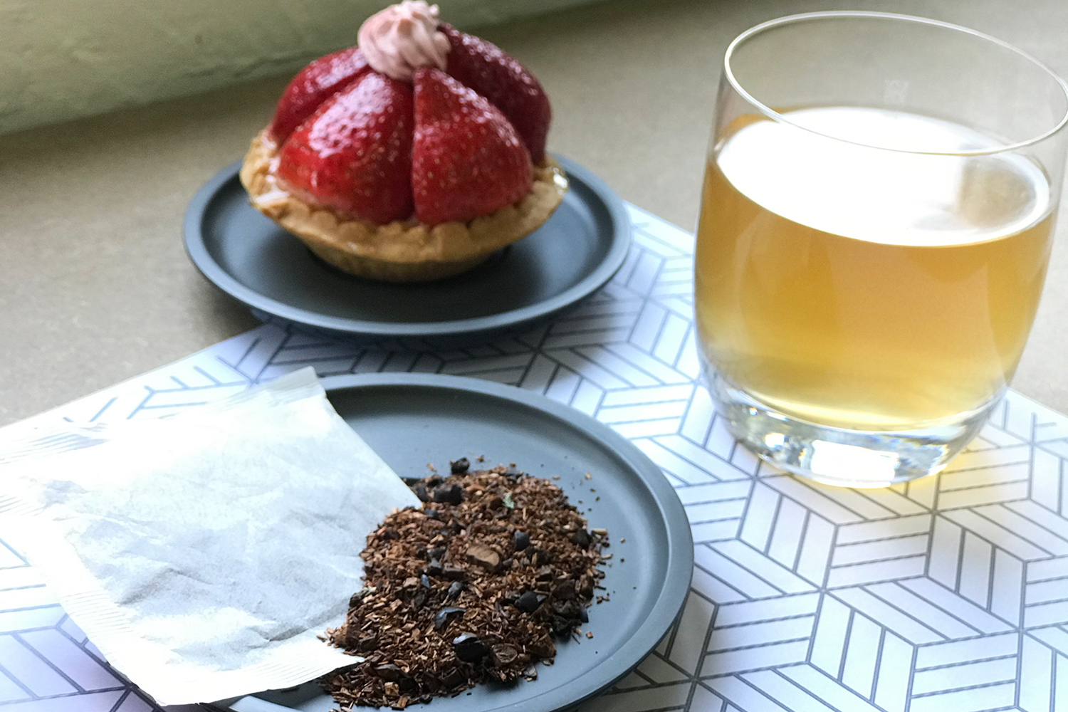 黑豆異黃酮，高效抗氧化，有效減少水腫，改善便秘，將體內廢物排出。黑豆花青素更可抗衰老，增加膠原蛋白，保持肌膚水潤彈性，減淡肌膚色素。