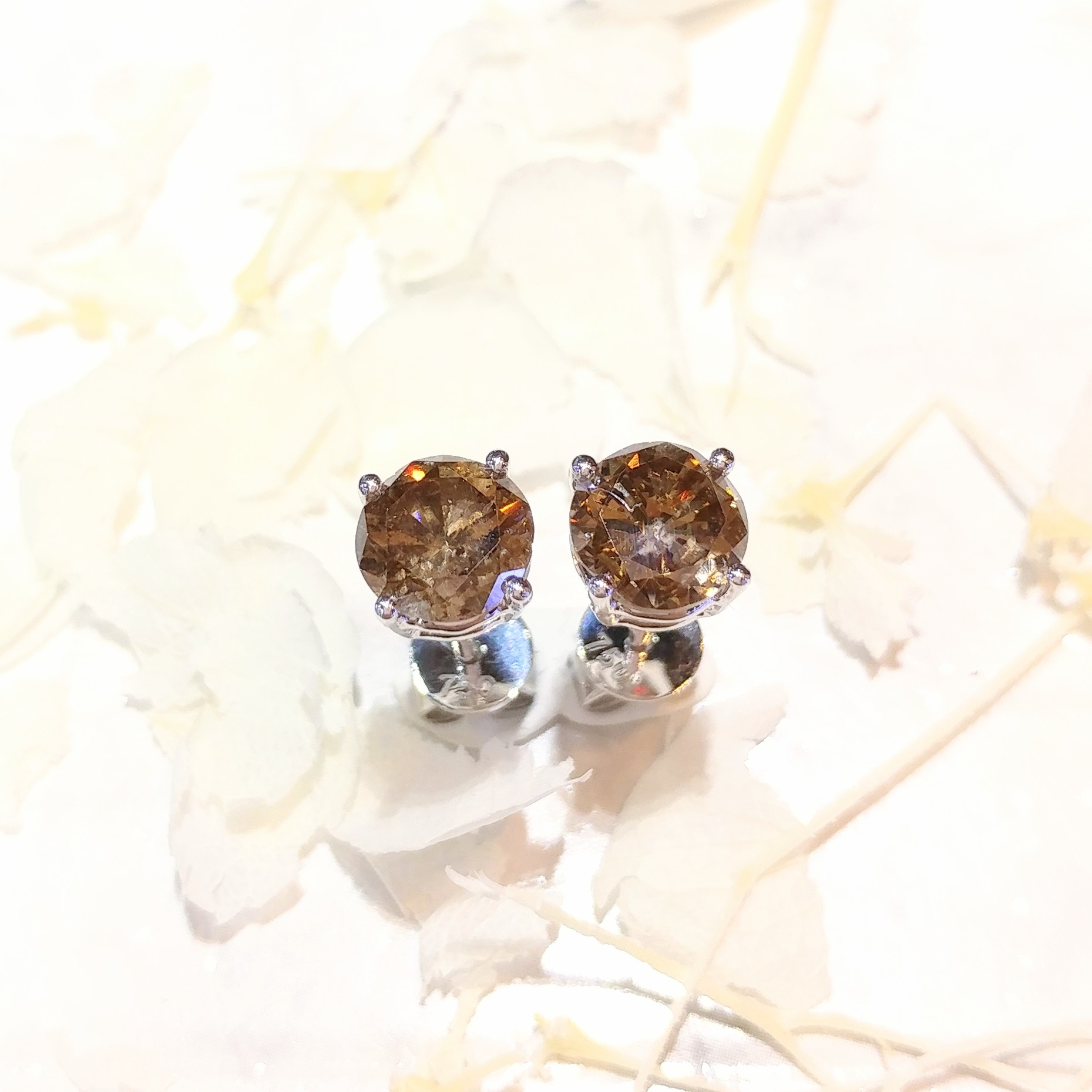 全新18K白金【主石2卡11份咖啡鑽石】4爪耳環