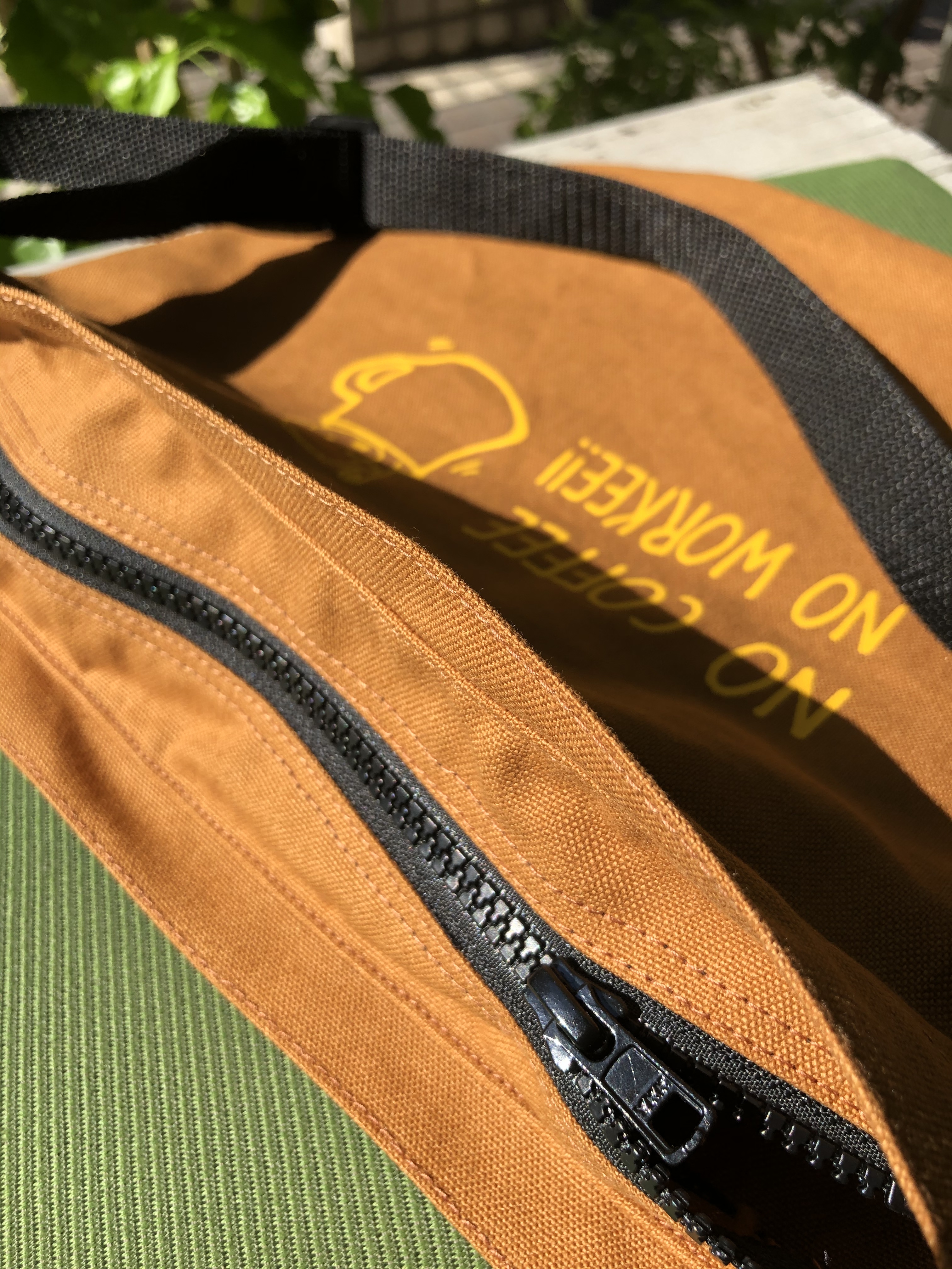 Zoom in goods「No coffee no workee!! 拉鍊側背包」咖啡色