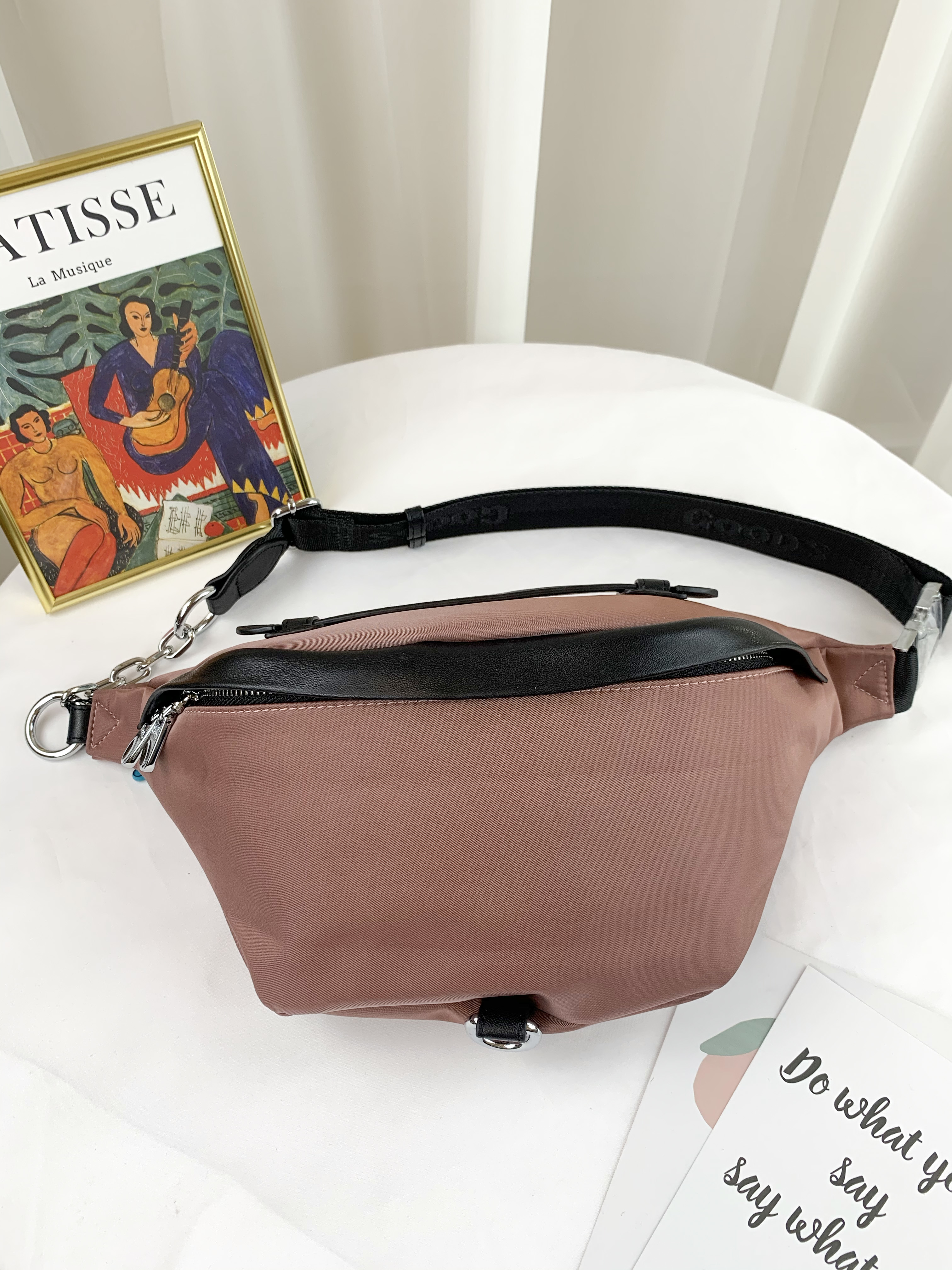 GOODS 淺粉色 尼龍拼接真皮鏈帶斜背腰包 #2724