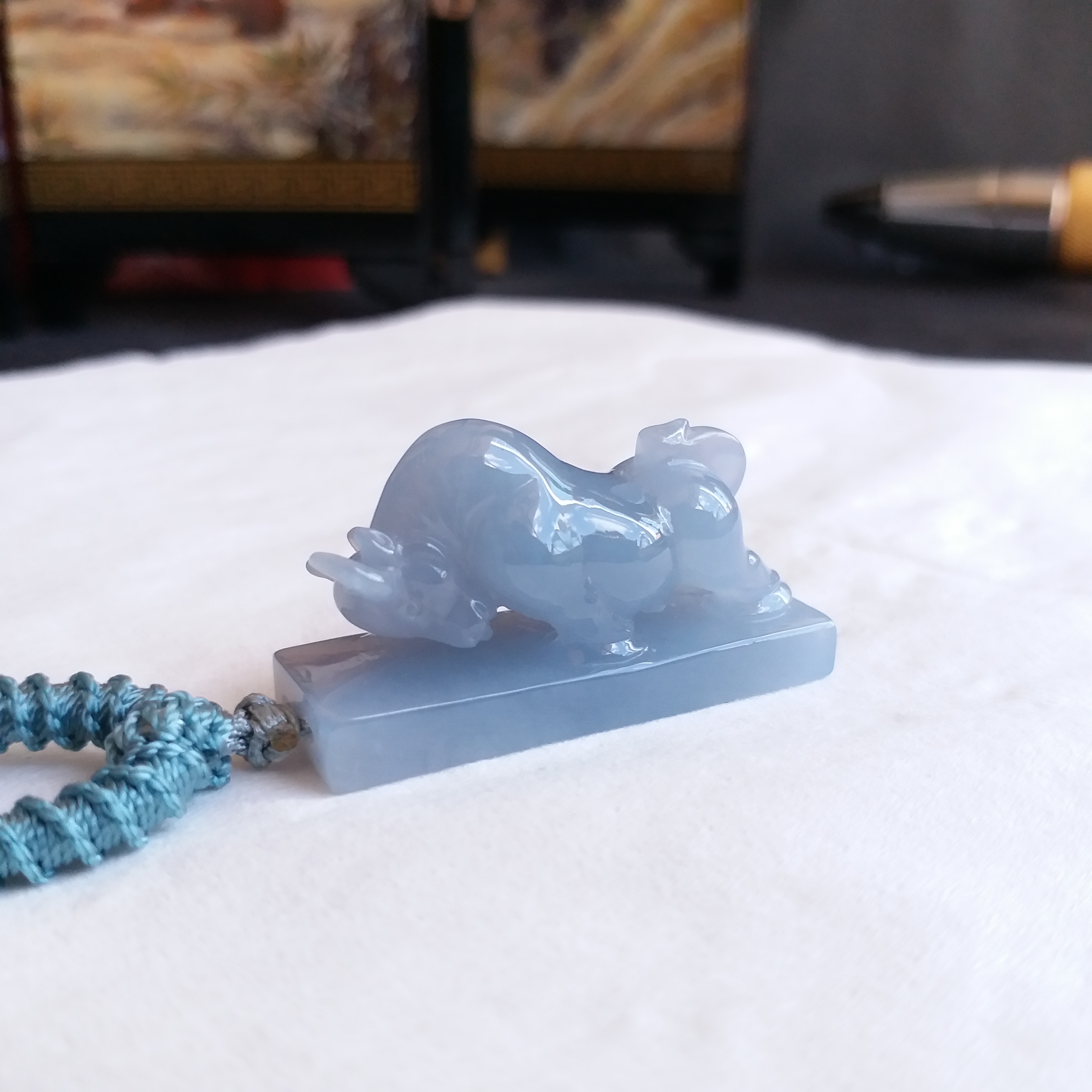 J1775「紫氣東來，牛氣衝天｣吊墜