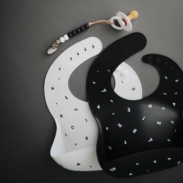 MUSHIE - 立體矽膠圍兜（Numbers Black）