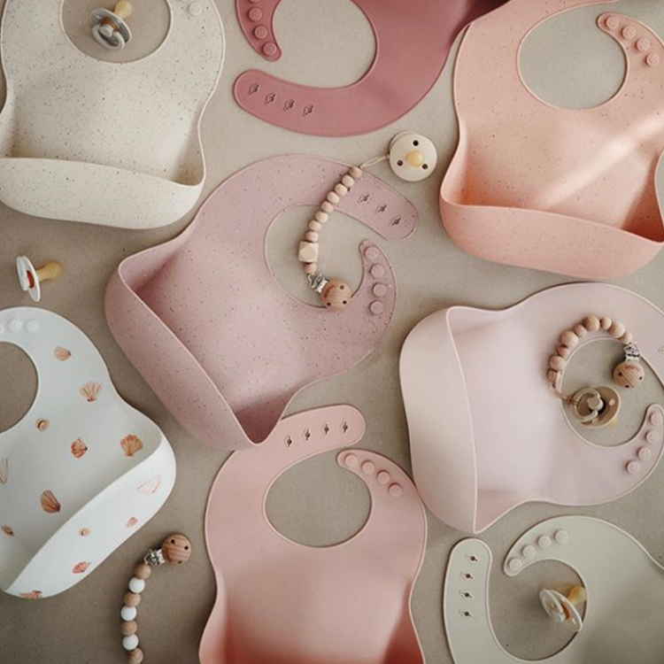 MUSHIE - 立體矽膠圍兜（櫻花粉）