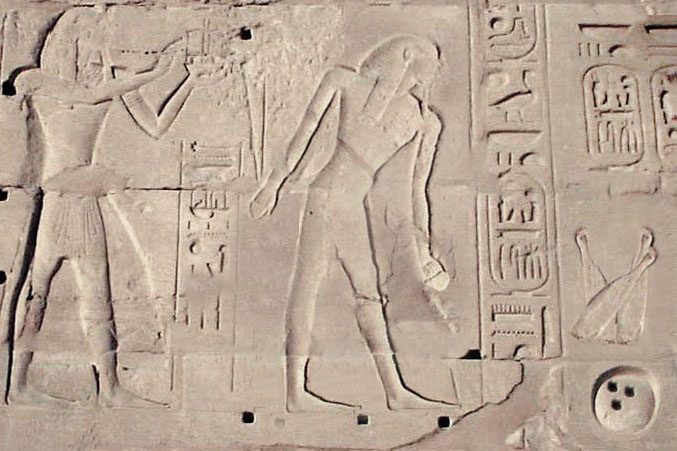 英國考古學家Sir Flinders Petrie在古埃及一座兒童墳墓中發現9個石瓶和1個石球