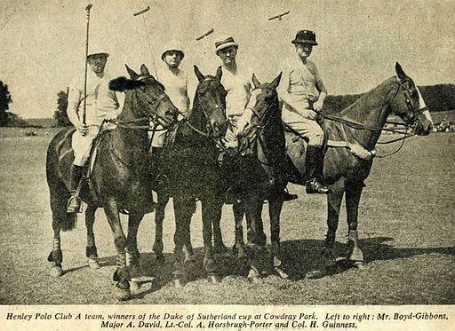 POLO 恤衫起源於19世紀,因由英倫海外的澤西島上製成。