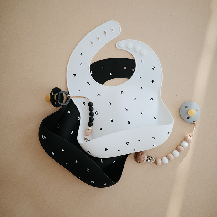 MUSHIE - 立體矽膠圍兜（Letters White）