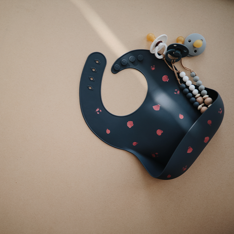 MUSHIE - 立體矽膠圍兜（Shells Smoke）