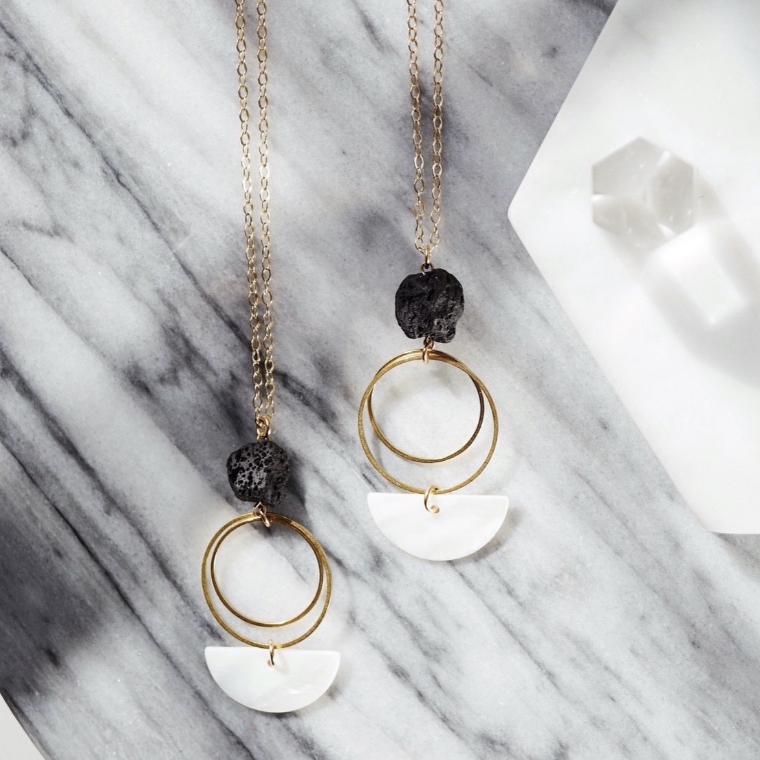 半月系列"白貝殼火山石"吊墜香薰頸鏈 | LAVA ESSENTIALS