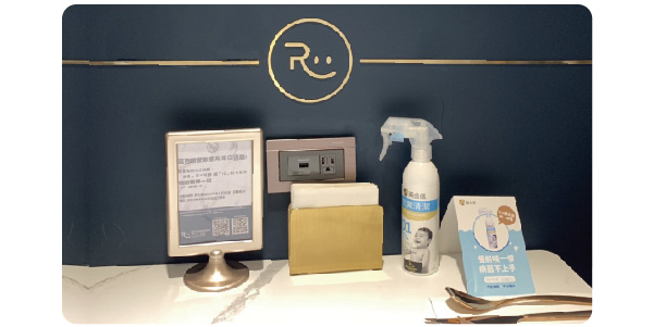 台北富爸爸餐飲會所Rich Daddy Cafe&Kids 餐廳抓上擺著黃金盾抗菌噴劑