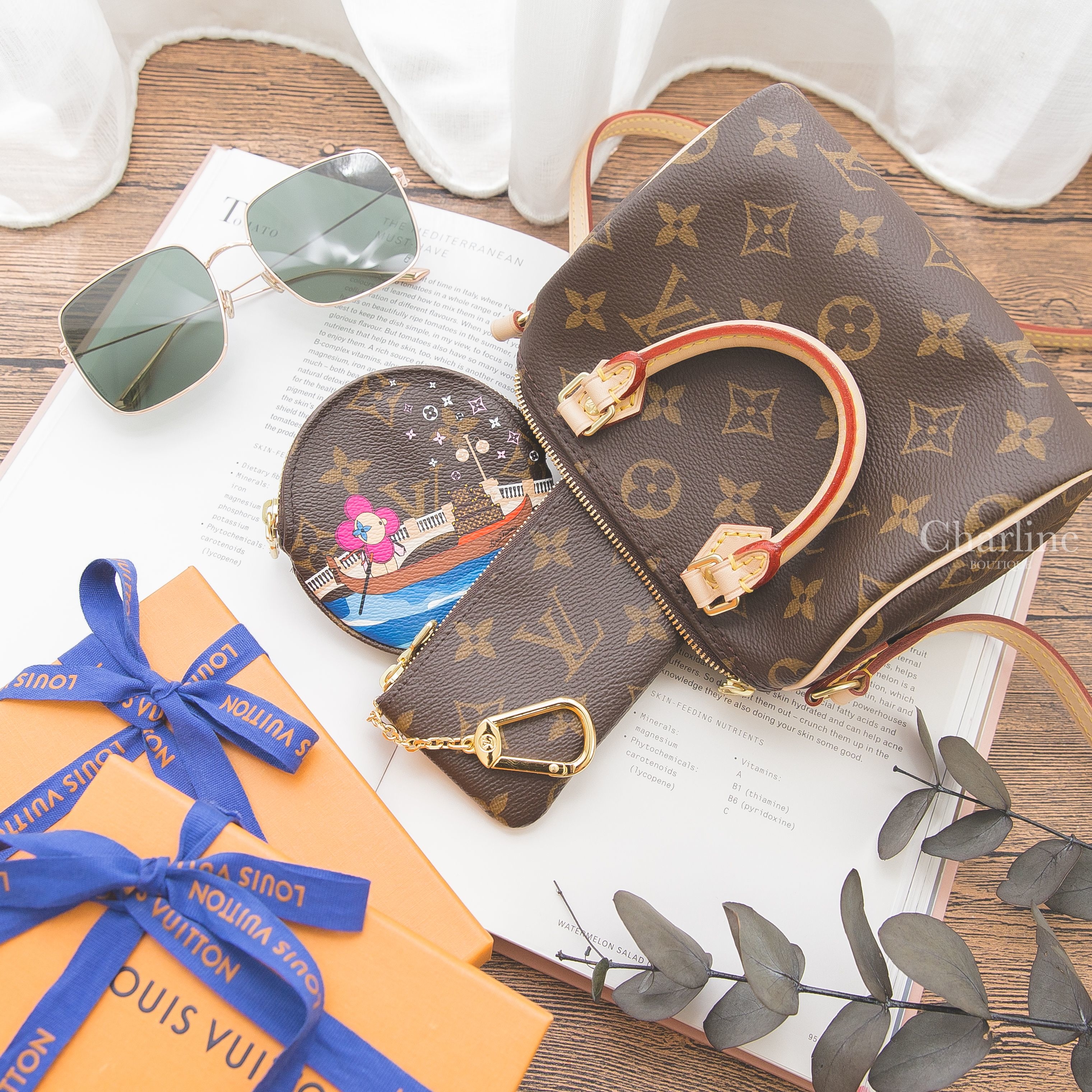 Louis Vuitton 咖啡色老花金釦鑰匙零錢包,Louis Vuitton 咖啡色手提肩背包,Louis Vuitton 咖啡色老花威尼斯運河系列圓型拉鏈零錢包,Dior 綠色金邊框方框太陽眼鏡-Charline Boutique 精品代購