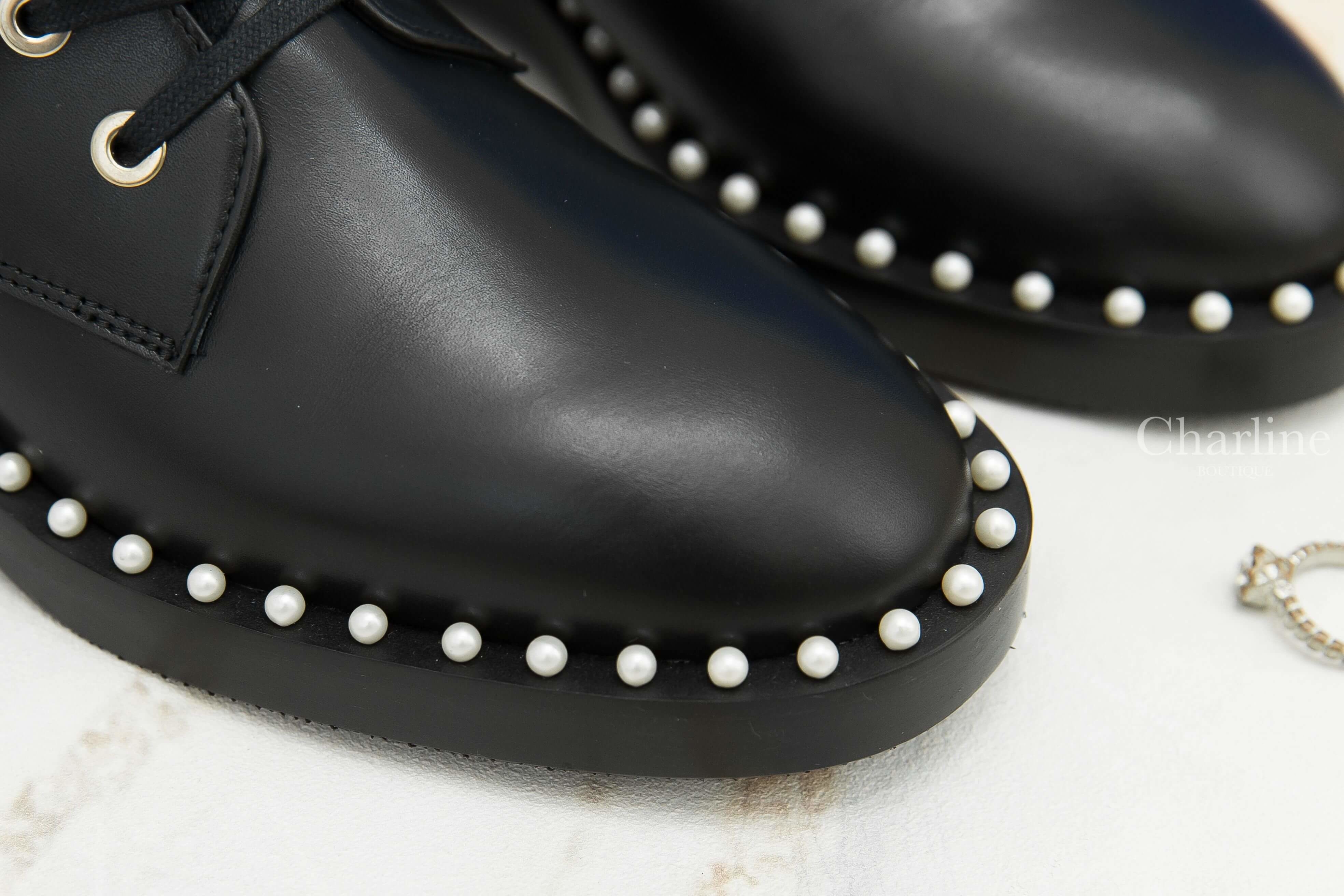 Stuart Weitzman Sondra Smo-Smooth Calf Ankle Boots 黑色小牛皮白色珍珠滾邊銀釦綁帶低跟短靴