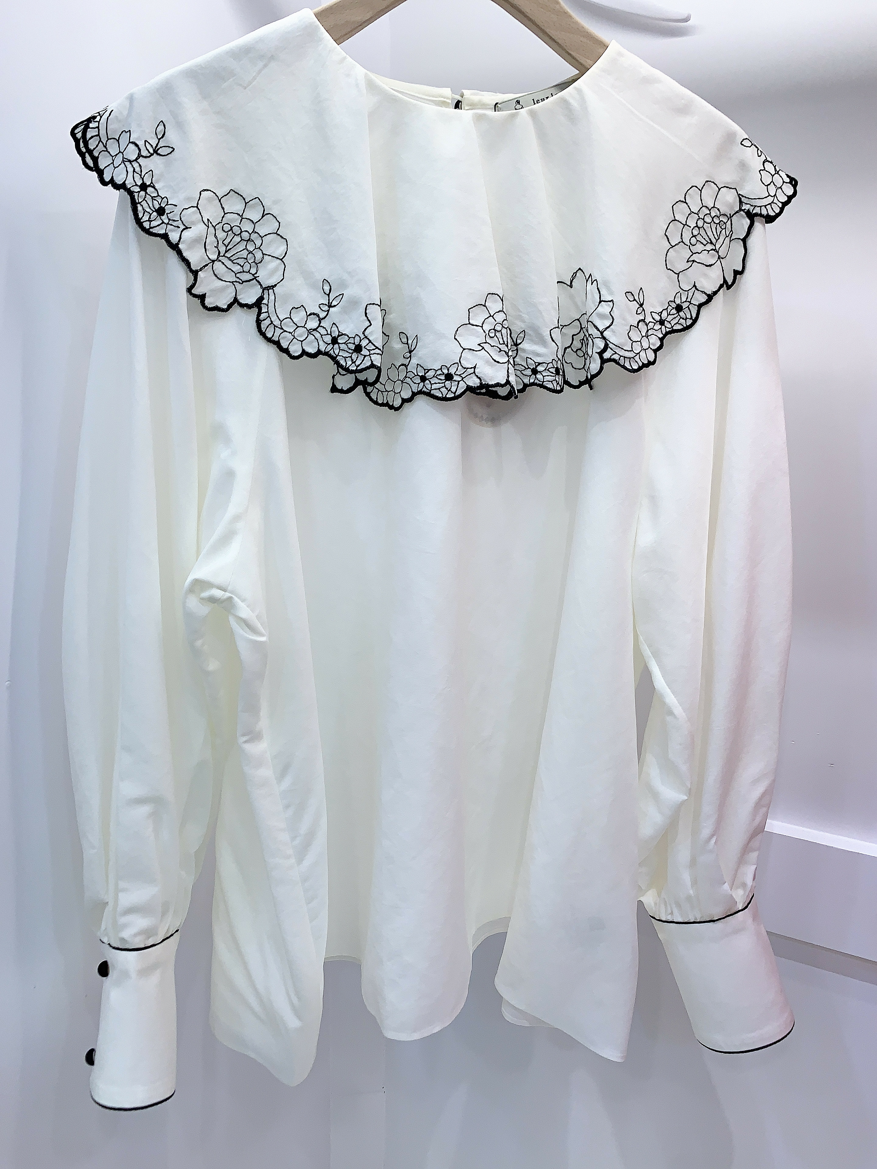 刺繡花款白衫
