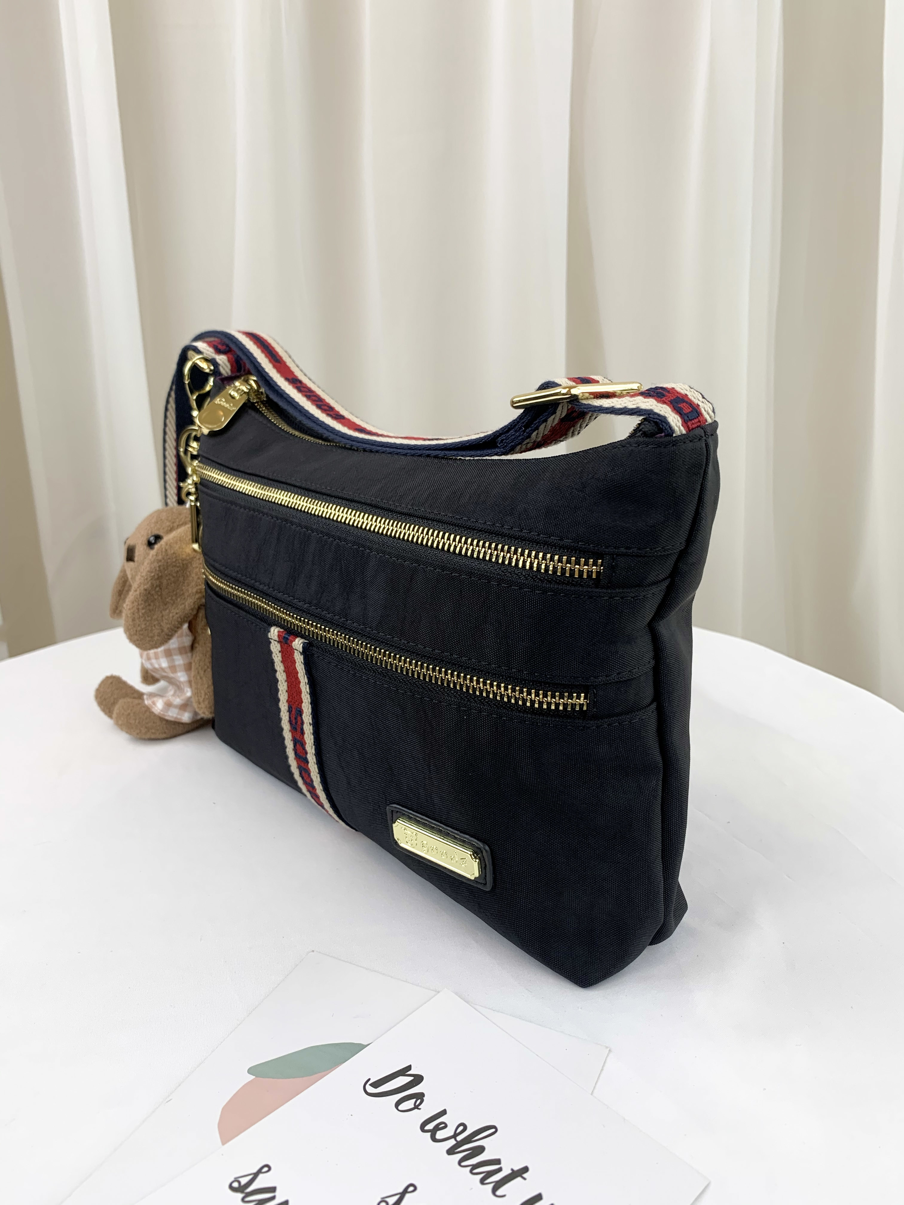 GOODS 織帶黑 多層收納水洗紋側背包 附小熊吊飾 #2723