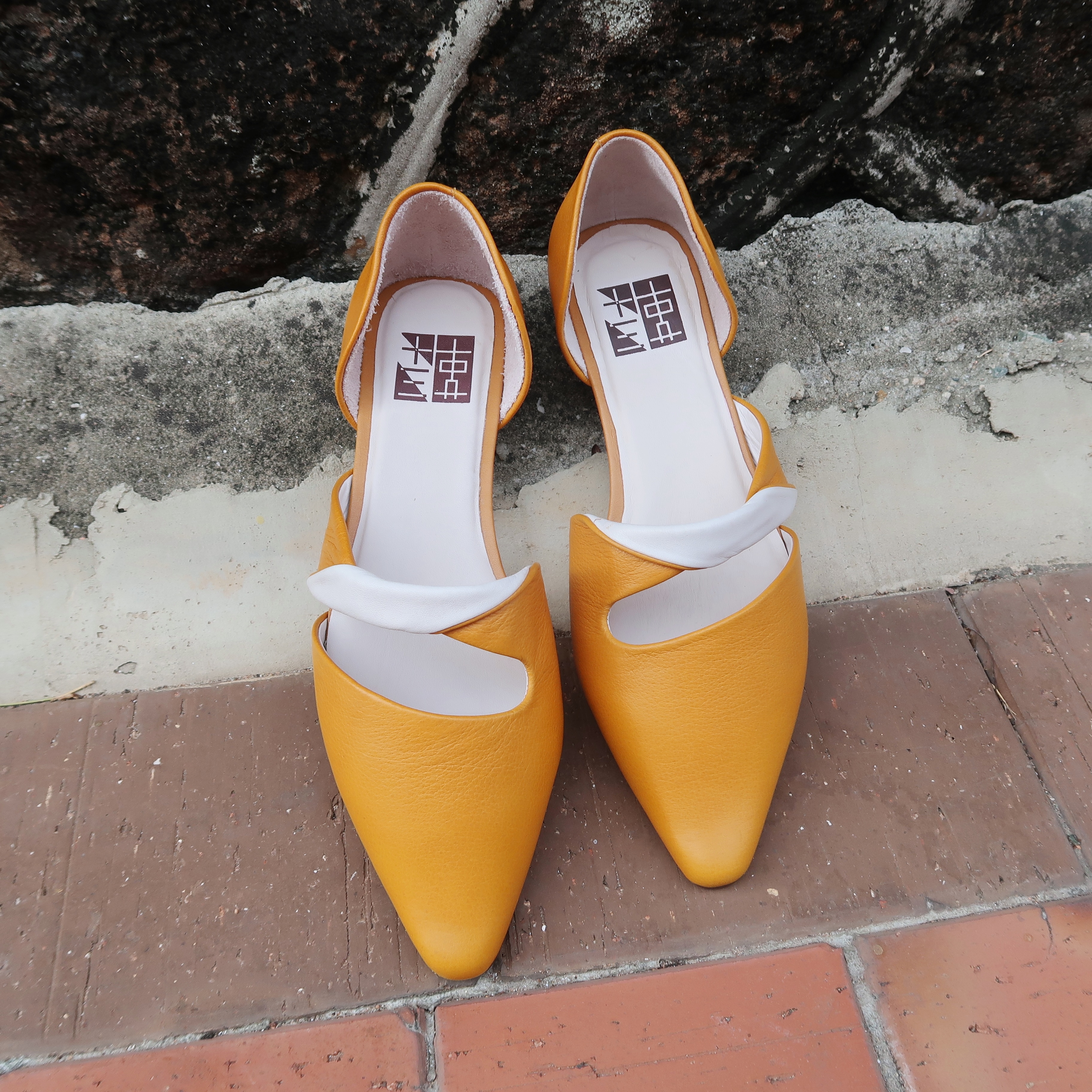 【翻轉美學】兩摺撞色翻轉斜繞帶苯染進口小牛皮平底尖頭鞋