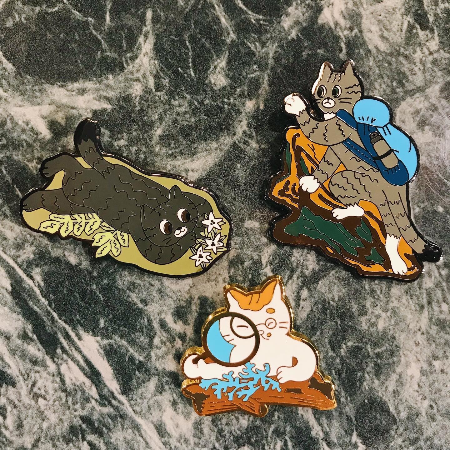 三貓俱樂部 金屬別針 徽章 衝第一跑貓