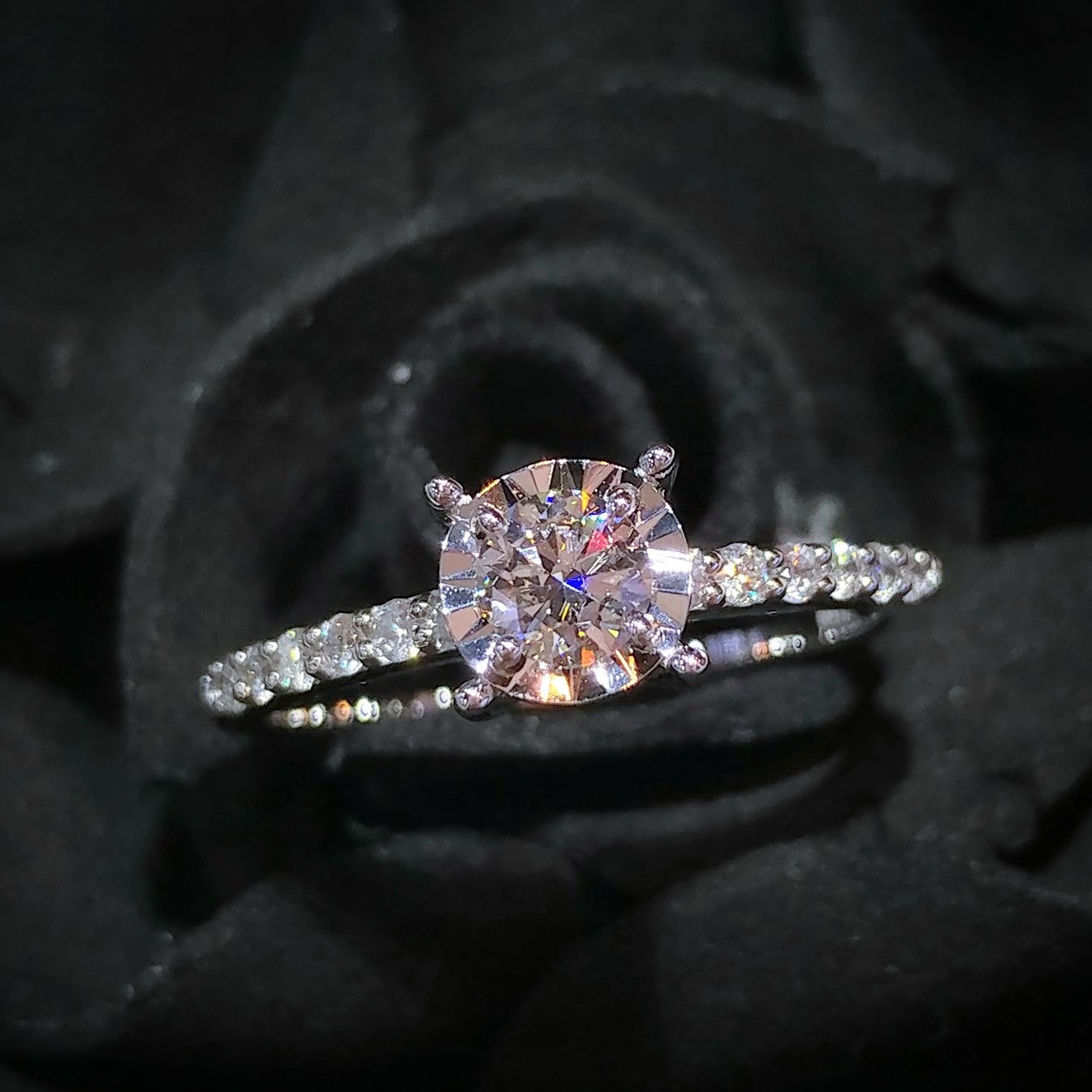 全新18K白金【單粒24份鑽石】配小鑽共40份戒指