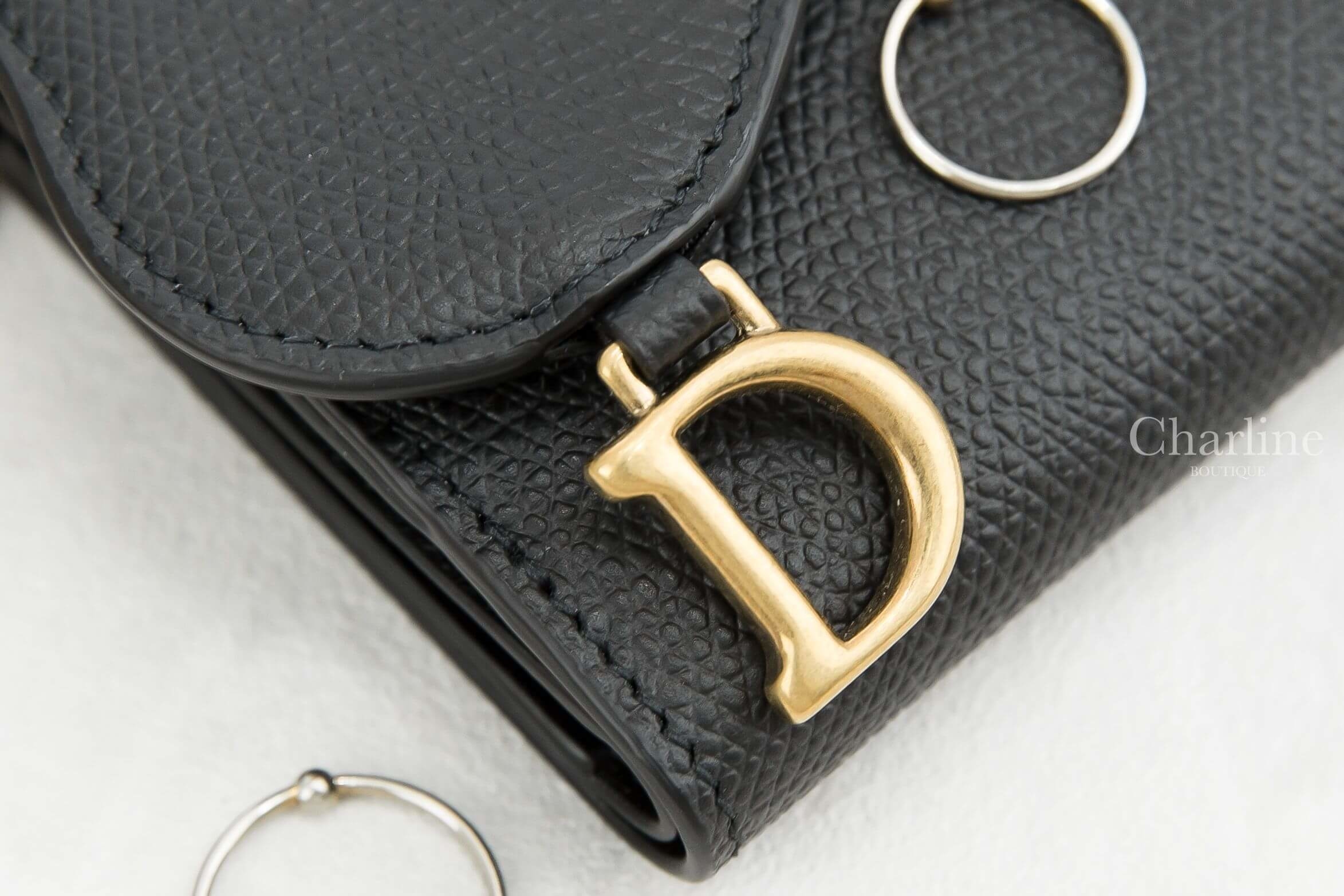 Dior Saddle Lotus Wallet 黑色D金飾扣式荔枝紋小牛皮馬鞍三折短夾