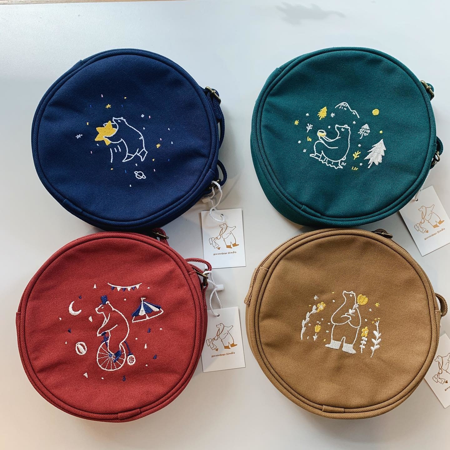 咻咻熊 刺繡小圓包