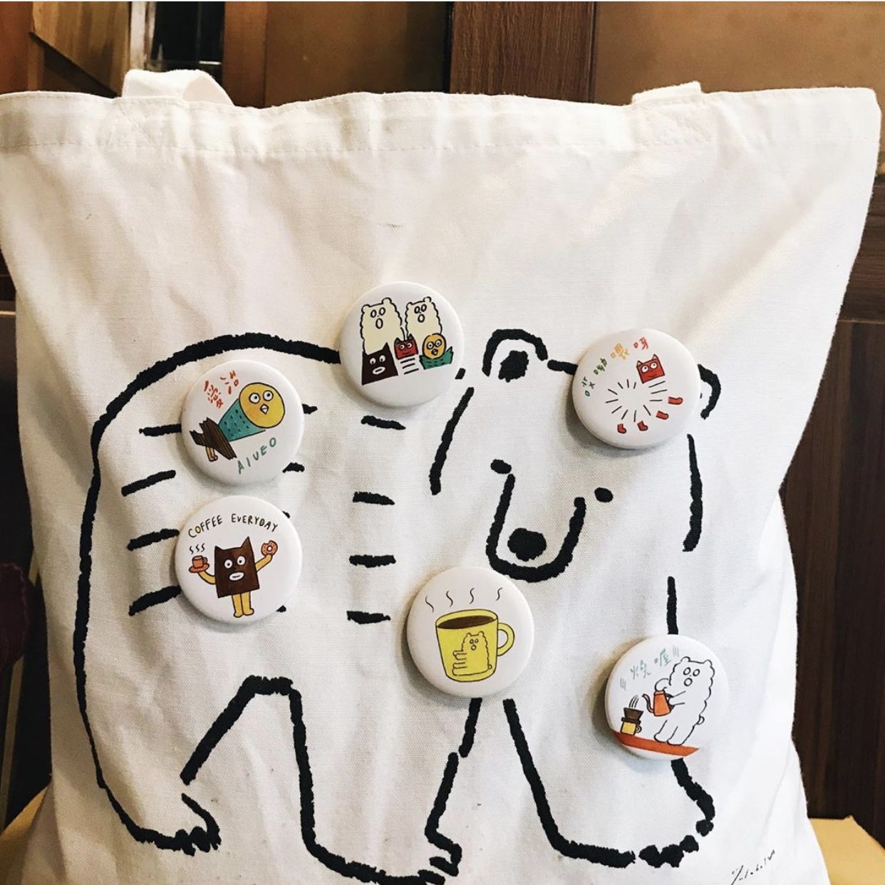 愛治文具房 x AIUEO 徽章