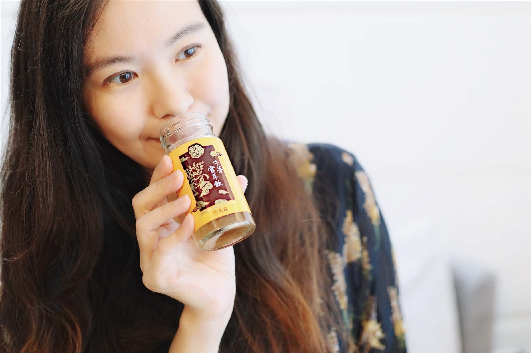 過了30歲之後，就很明顯感受到隨著年齡的增長，這瓶牛蒡雪耳飲無敵美味，利用純正冰糖加以直火慢燉而成，新鮮純淨，有美好的甘甜口感，雪耳擁有植物性膠原，滿滿元氣自己都能感受得到，用食補來幫助調整體質，還可以水潤養顏，當然會想要持續飲用!