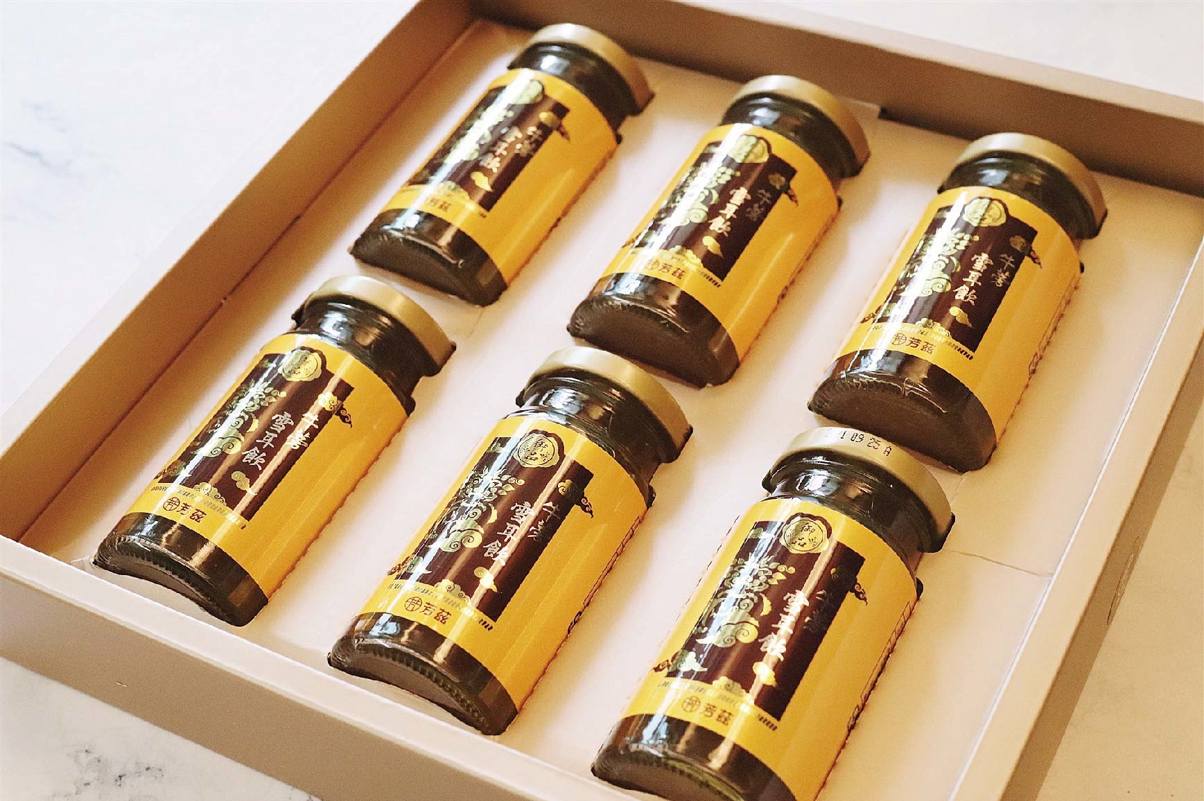 過了30歲之後，就很明顯感受到隨著年齡的增長，這瓶牛蒡雪耳飲無敵美味，利用純正冰糖加以直火慢燉而成，新鮮純淨，有美好的甘甜口感，雪耳擁有植物性膠原，滿滿元氣自己都能感受得到，用食補來幫助調整體質，還可以水潤養顏，當然會想要持續飲用!