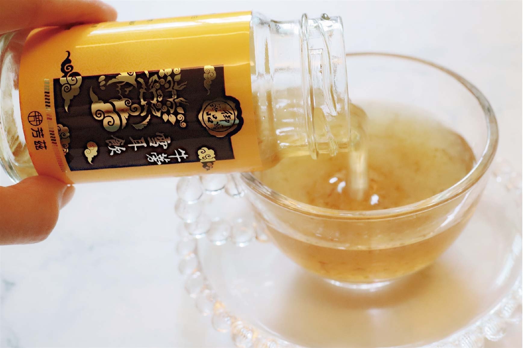 過了30歲之後，就很明顯感受到隨著年齡的增長，這瓶牛蒡雪耳飲無敵美味，利用純正冰糖加以直火慢燉而成，新鮮純淨，有美好的甘甜口感，雪耳擁有植物性膠原，滿滿元氣自己都能感受得到，用食補來幫助調整體質，還可以水潤養顏，當然會想要持續飲用!