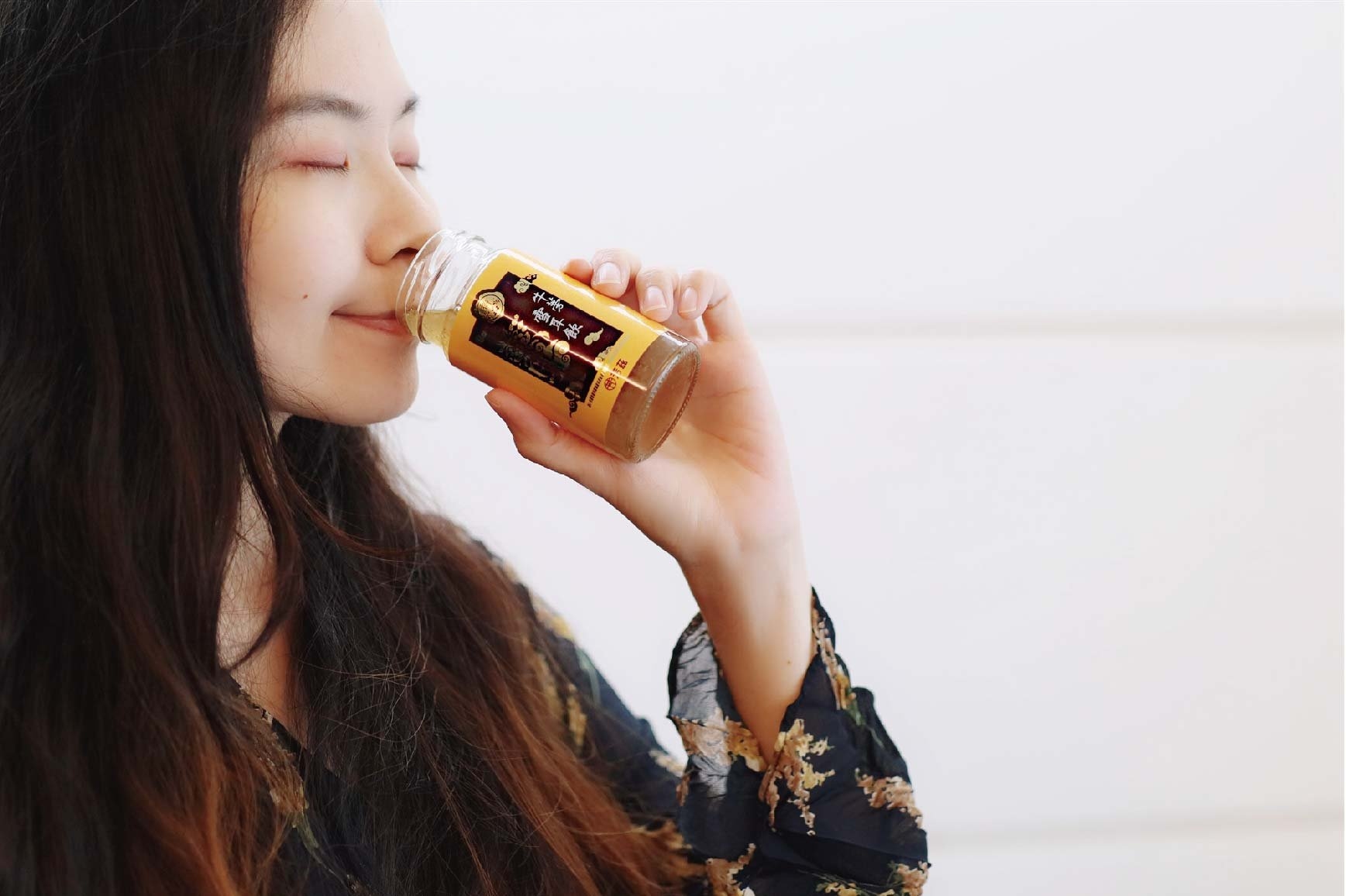 過了30歲之後，就很明顯感受到隨著年齡的增長，這瓶牛蒡雪耳飲無敵美味，利用純正冰糖加以直火慢燉而成，新鮮純淨，有美好的甘甜口感，雪耳擁有植物性膠原，滿滿元氣自己都能感受得到，用食補來幫助調整體質，還可以水潤養顏，當然會想要持續飲用!