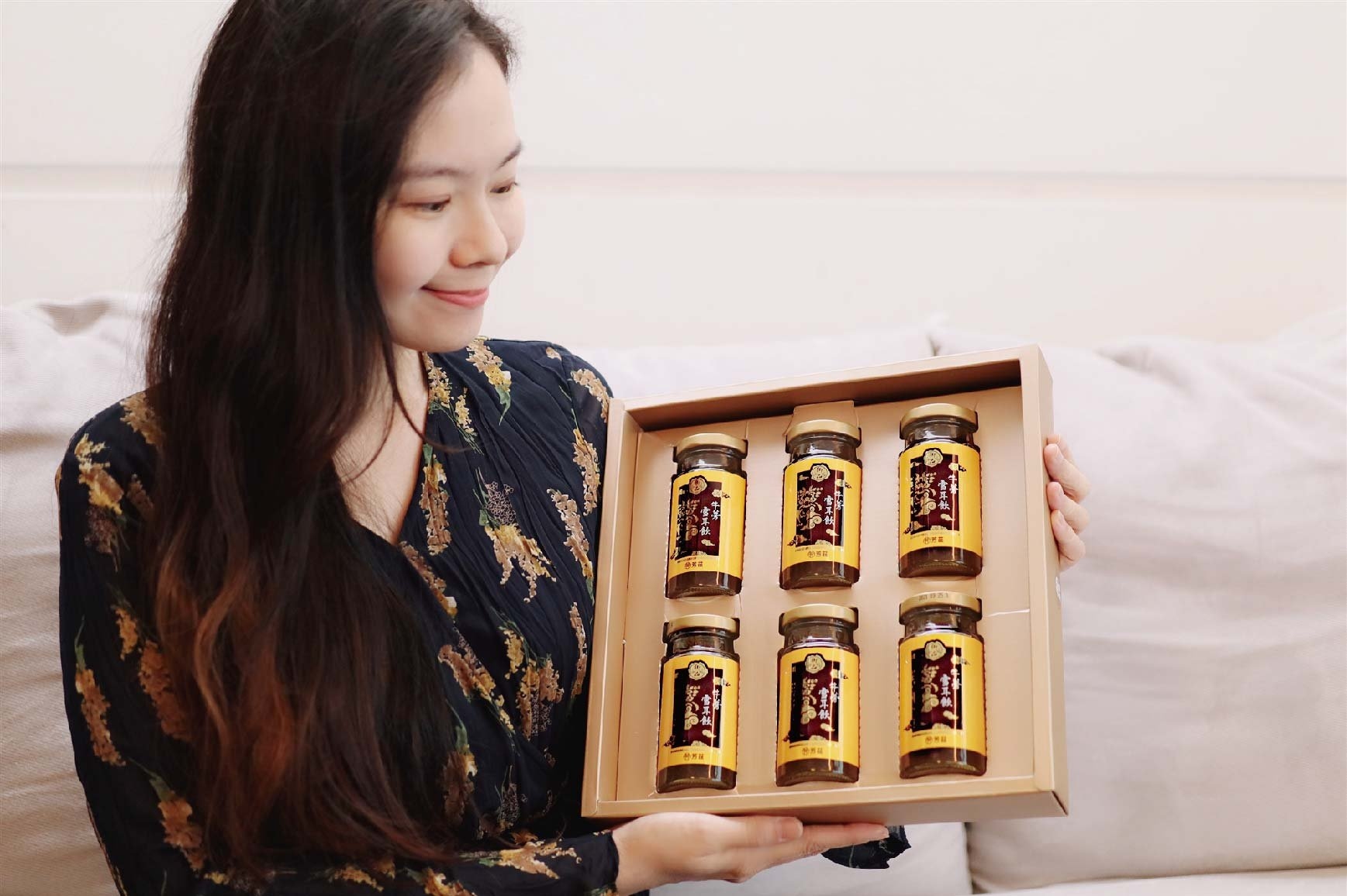 過了30歲之後，就很明顯感受到隨著年齡的增長，這瓶牛蒡雪耳飲無敵美味，利用純正冰糖加以直火慢燉而成，新鮮純淨，有美好的甘甜口感，雪耳擁有植物性膠原，滿滿元氣自己都能感受得到，用食補來幫助調整體質，還可以水潤養顏，當然會想要持續飲用!