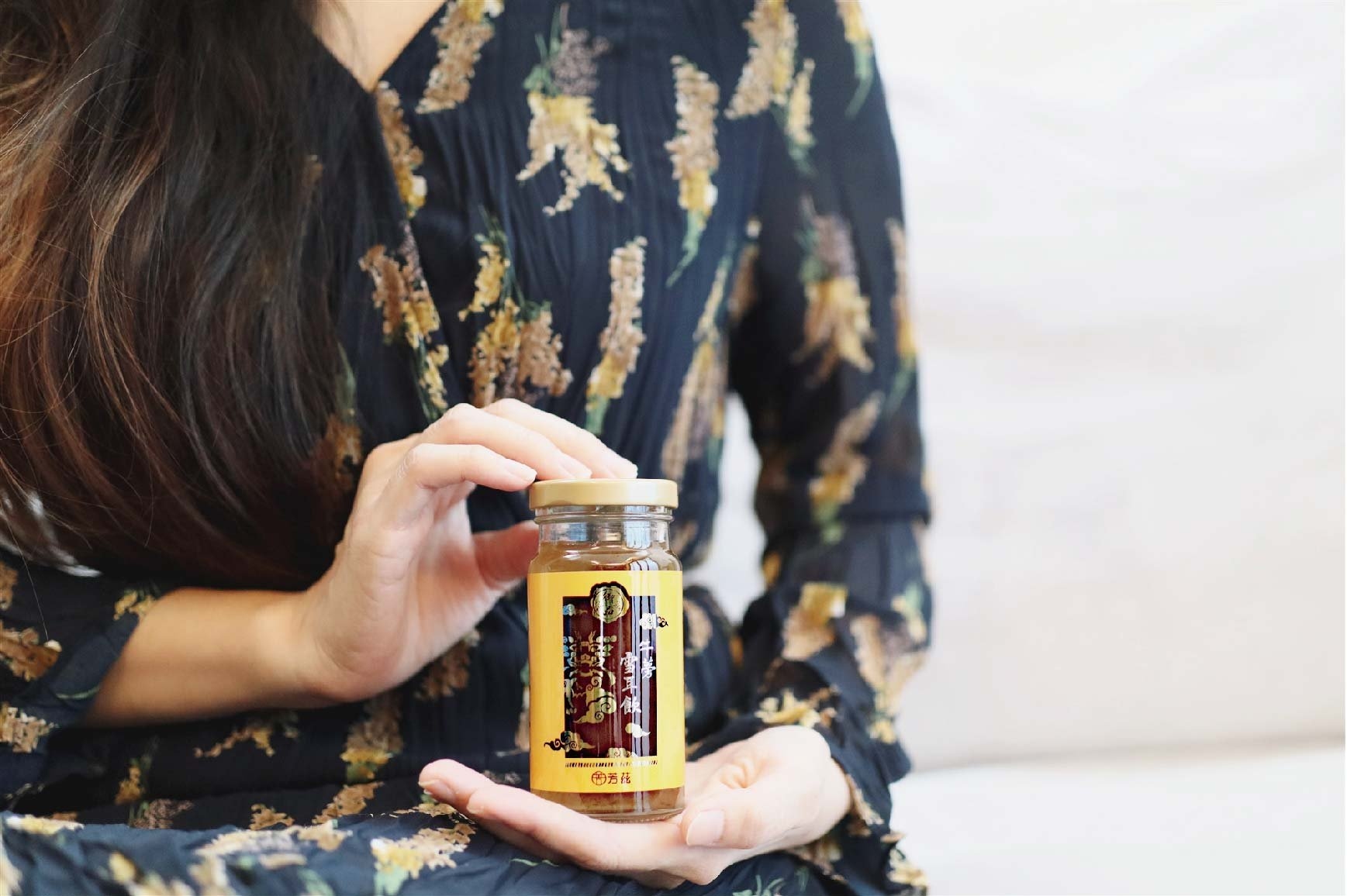 過了30歲之後，就很明顯感受到隨著年齡的增長，這瓶牛蒡雪耳飲無敵美味，利用純正冰糖加以直火慢燉而成，新鮮純淨，有美好的甘甜口感，雪耳擁有植物性膠原，滿滿元氣自己都能感受得到，用食補來幫助調整體質，還可以水潤養顏，當然會想要持續飲用!