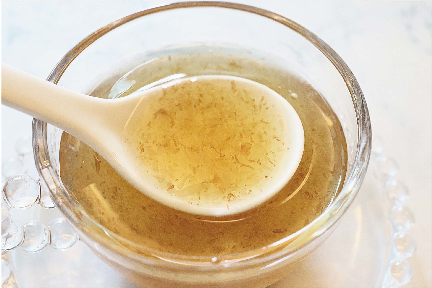 過了30歲之後，就很明顯感受到隨著年齡的增長，這瓶牛蒡雪耳飲無敵美味，利用純正冰糖加以直火慢燉而成，新鮮純淨，有美好的甘甜口感，雪耳擁有植物性膠原，滿滿元氣自己都能感受得到，用食補來幫助調整體質，還可以水潤養顏，當然會想要持續飲用!