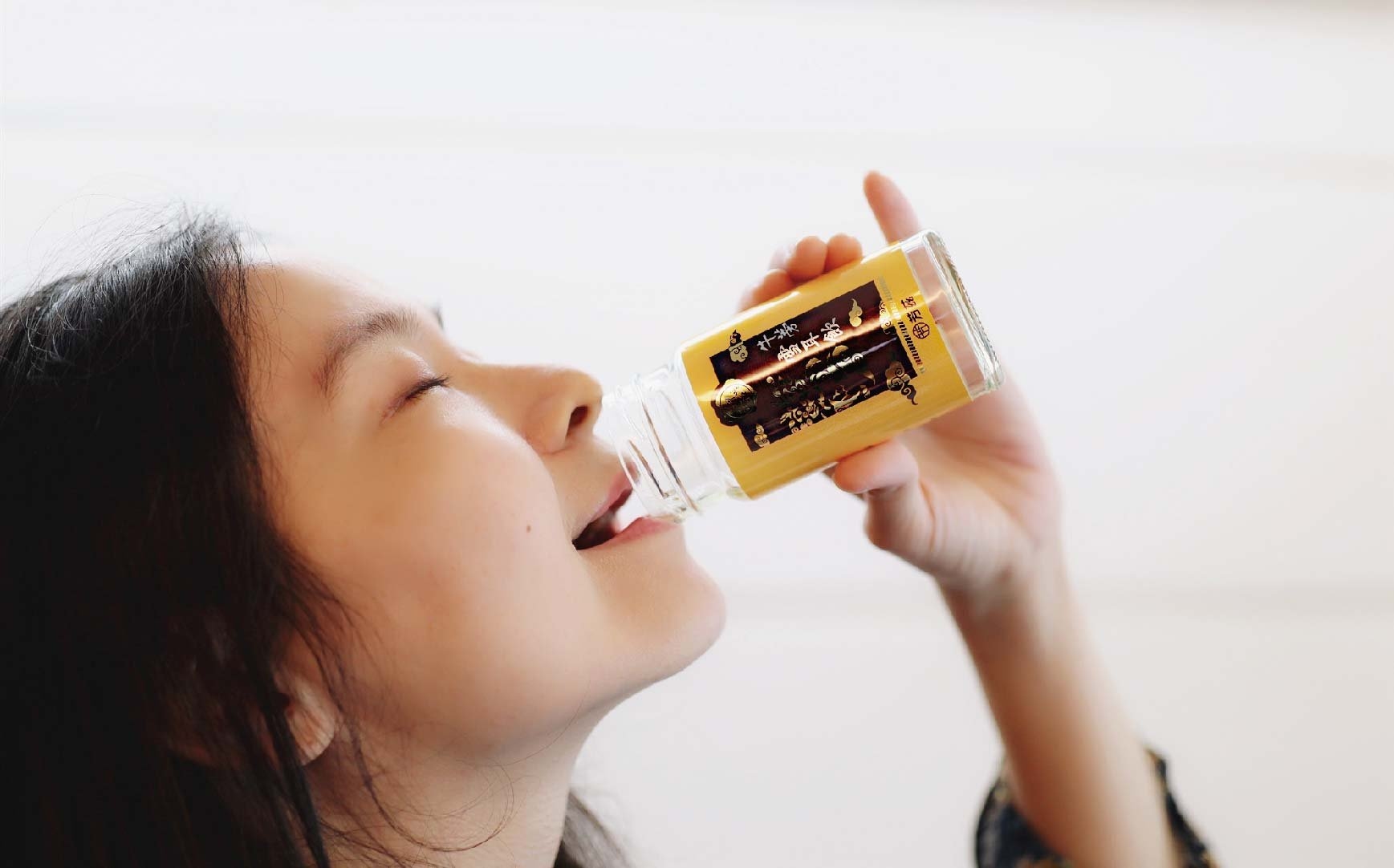 過了30歲之後，就很明顯感受到隨著年齡的增長，這瓶牛蒡雪耳飲無敵美味，利用純正冰糖加以直火慢燉而成，新鮮純淨，有美好的甘甜口感，雪耳擁有植物性膠原，滿滿元氣自己都能感受得到，用食補來幫助調整體質，還可以水潤養顏，當然會想要持續飲用!