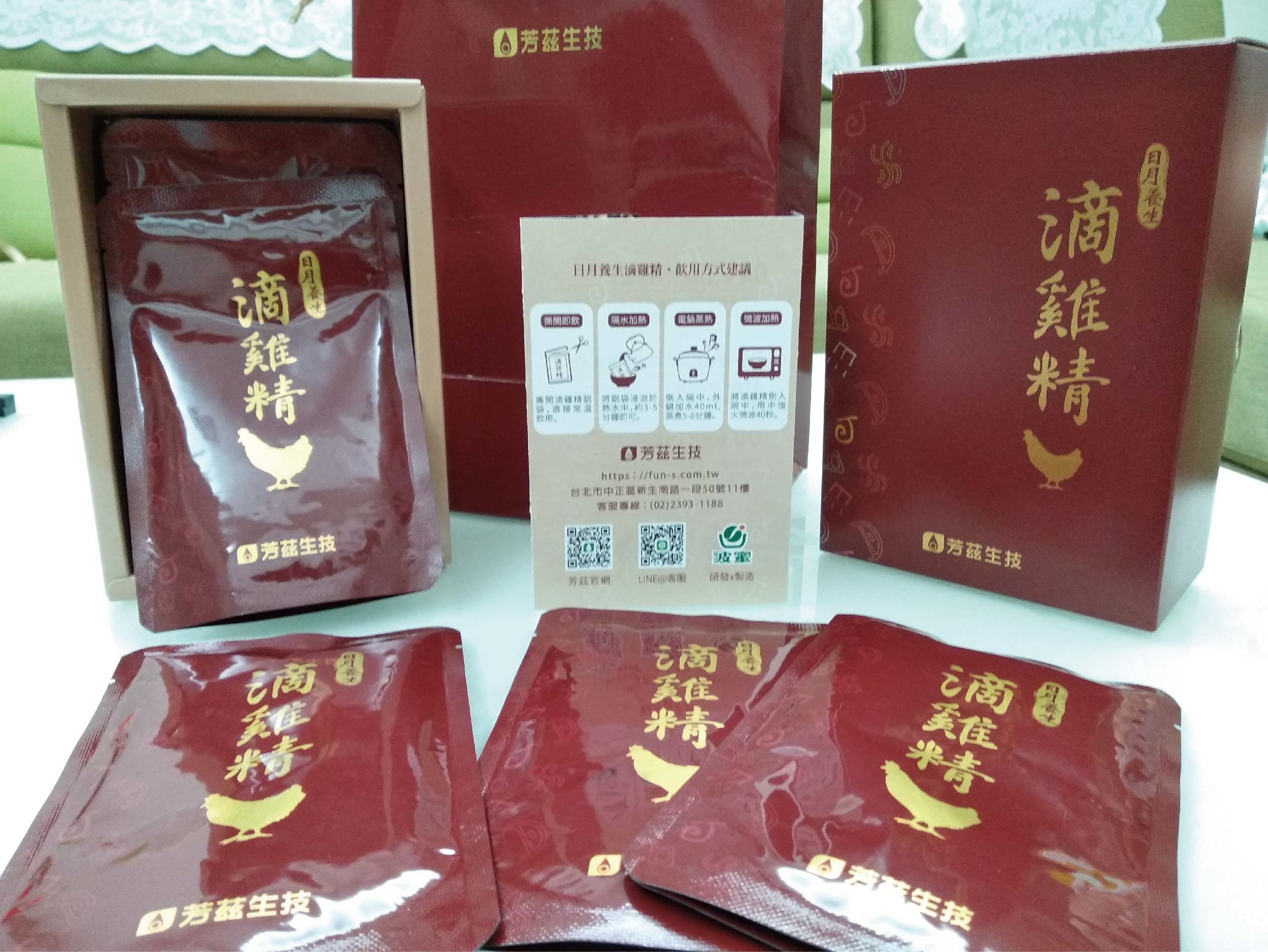 芳茲生技的日月養生滴雞精嚴選飼料，全程控管掌握生產溯源，堅持零添加的滴雞精，可以聞到濃濃的雞湯味，天氣涼了熱熱的喝很舒服，其實配飯、麵線、麵條甚至是水餃也都算很OK，原則上我都會二三天喝一包，就當作補充營養喝碗熱熱的雞湯。