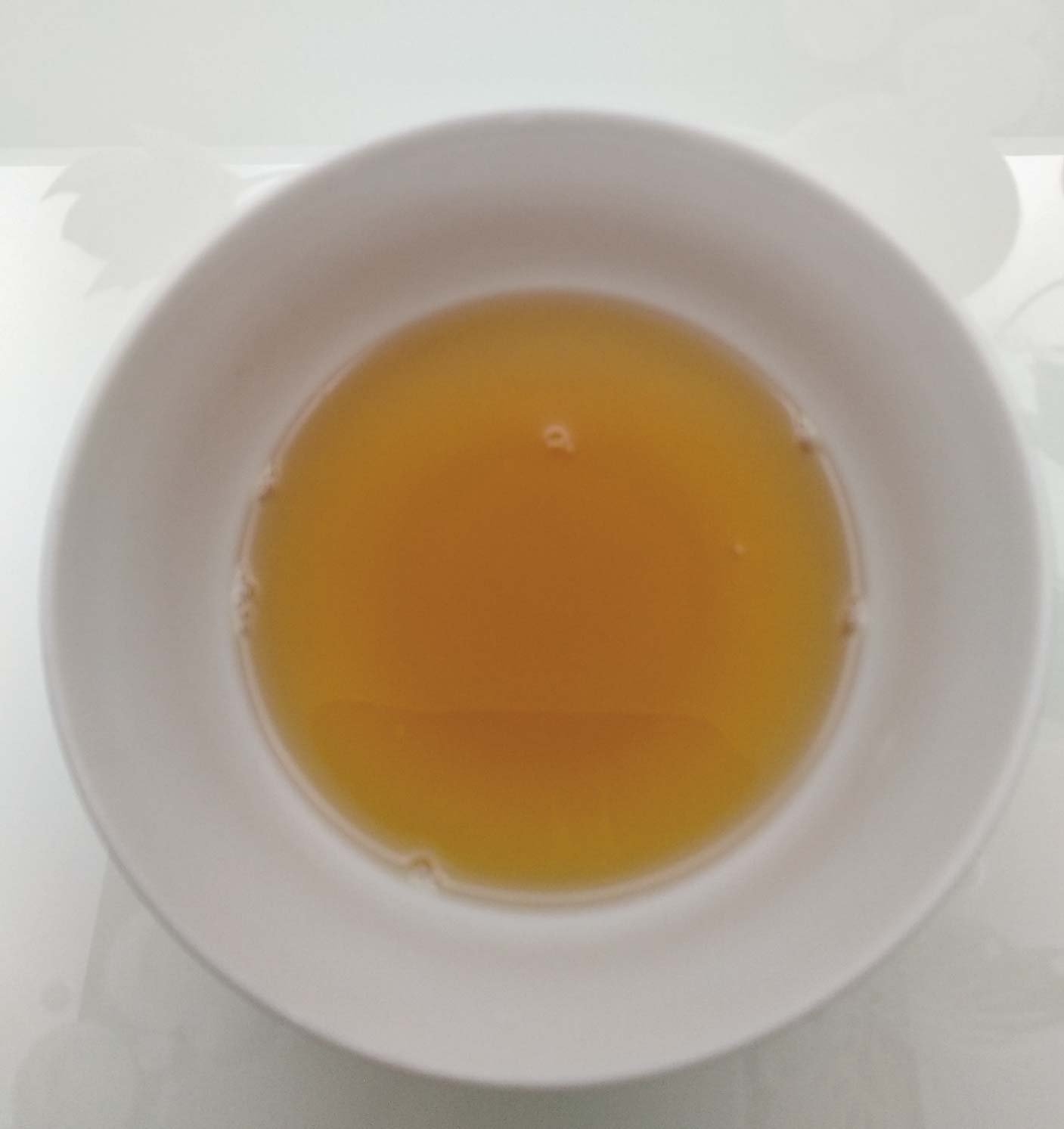 芳茲生技的日月養生滴雞精嚴選飼料，全程控管掌握生產溯源，堅持零添加的滴雞精，可以聞到濃濃的雞湯味，天氣涼了熱熱的喝很舒服，其實配飯、麵線、麵條甚至是水餃也都算很OK，原則上我都會二三天喝一包，就當作補充營養喝碗熱熱的雞湯。