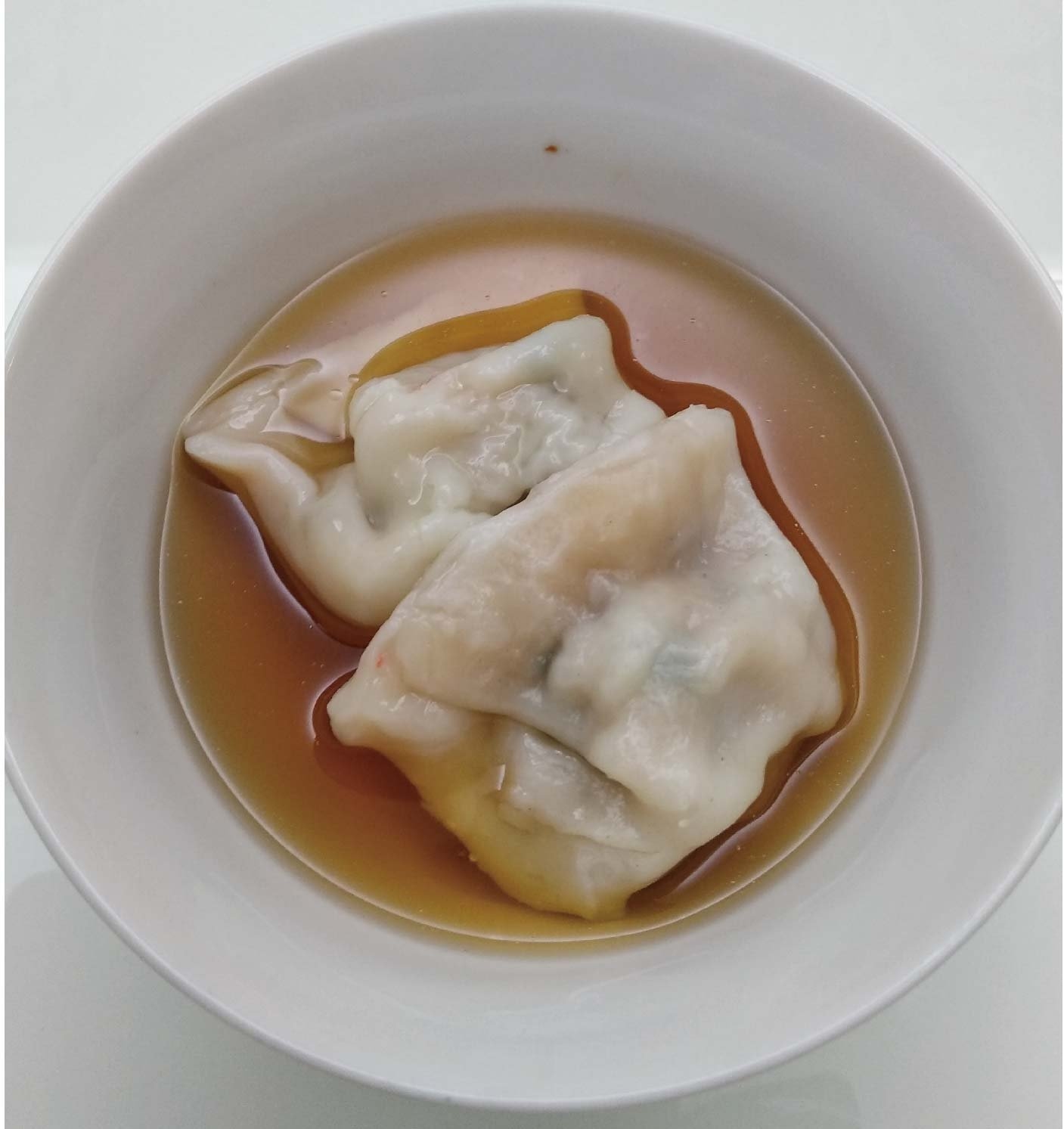 芳茲生技的日月養生滴雞精嚴選飼料，全程控管掌握生產溯源，堅持零添加的滴雞精，可以聞到濃濃的雞湯味，天氣涼了熱熱的喝很舒服，其實配飯、麵線、麵條甚至是水餃也都算很OK，原則上我都會二三天喝一包，就當作補充營養喝碗熱熱的雞湯。