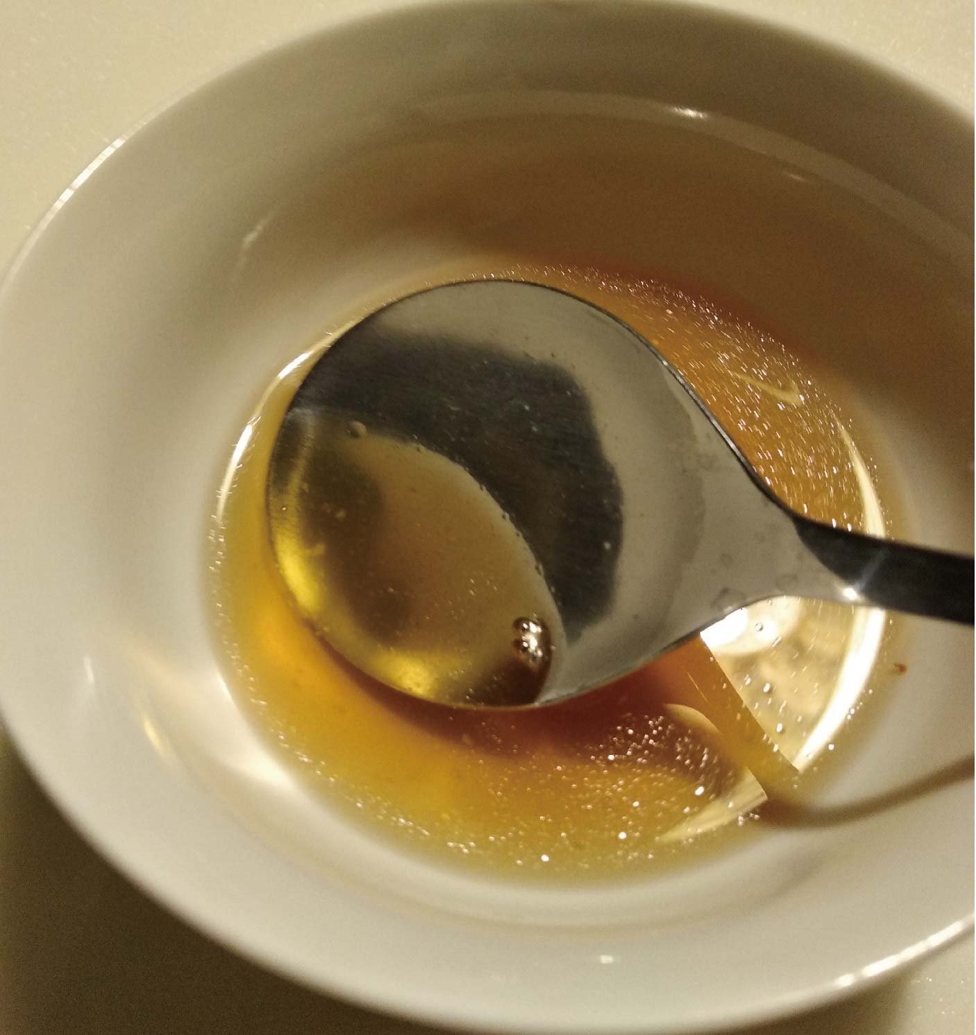 芳茲生技的日月養生滴雞精嚴選飼料，全程控管掌握生產溯源，堅持零添加的滴雞精，可以聞到濃濃的雞湯味，天氣涼了熱熱的喝很舒服，其實配飯、麵線、麵條甚至是水餃也都算很OK，原則上我都會二三天喝一包，就當作補充營養喝碗熱熱的雞湯。