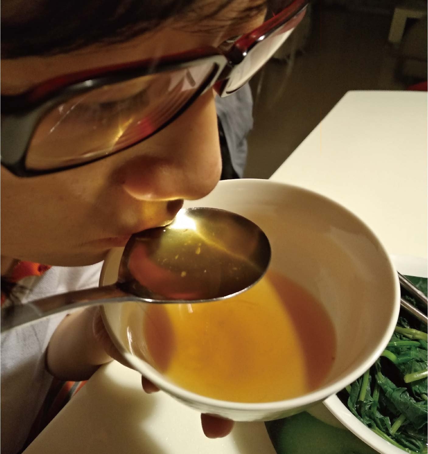 芳茲生技的日月養生滴雞精嚴選飼料，全程控管掌握生產溯源，堅持零添加的滴雞精，可以聞到濃濃的雞湯味，天氣涼了熱熱的喝很舒服，其實配飯、麵線、麵條甚至是水餃也都算很OK，原則上我都會二三天喝一包，就當作補充營養喝碗熱熱的雞湯。