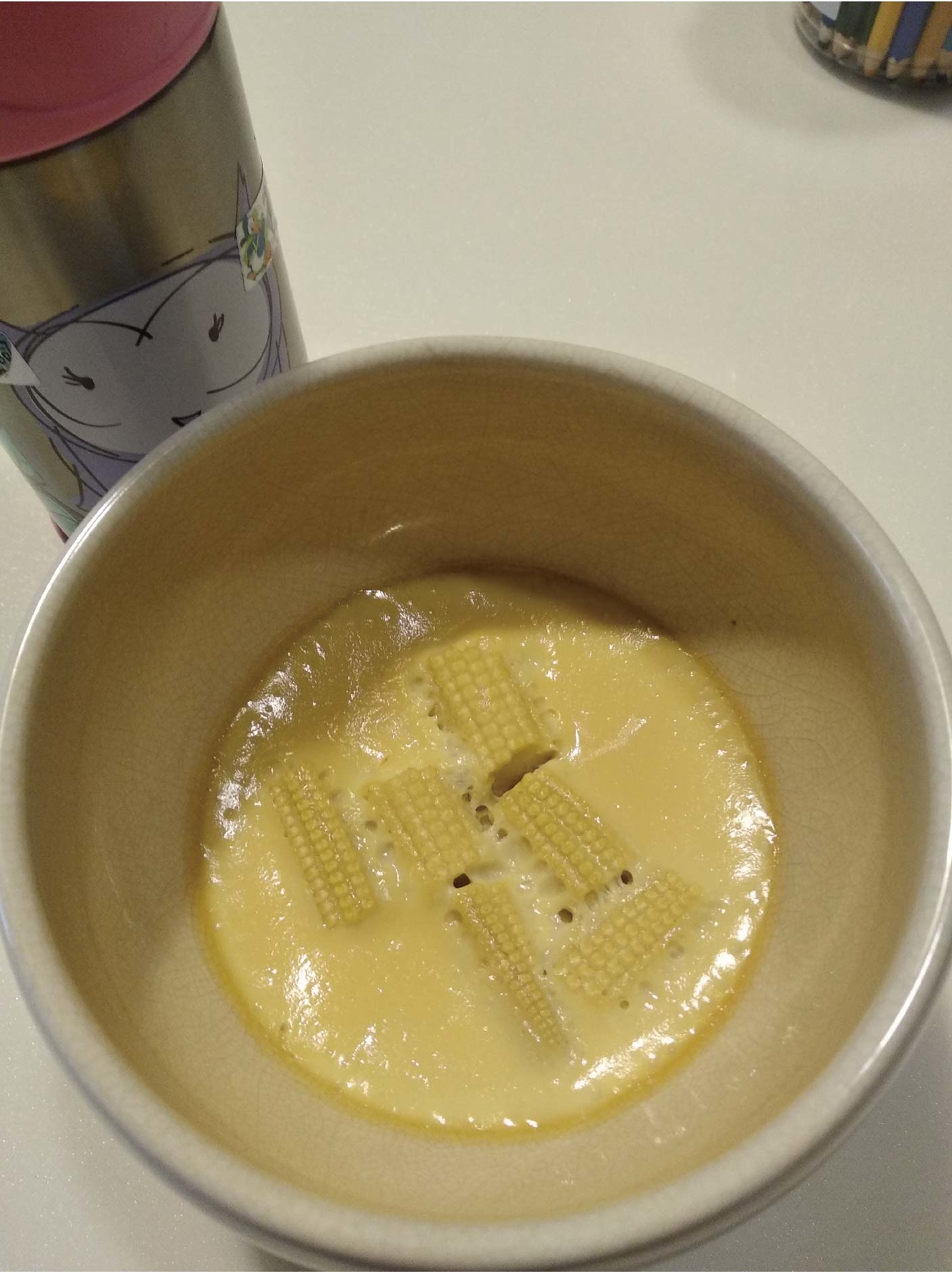 芳茲生技的日月養生滴雞精嚴選飼料，全程控管掌握生產溯源，堅持零添加的滴雞精，可以聞到濃濃的雞湯味，天氣涼了熱熱的喝很舒服，其實配飯、麵線、麵條甚至是水餃也都算很OK，原則上我都會二三天喝一包，就當作補充營養喝碗熱熱的雞湯。