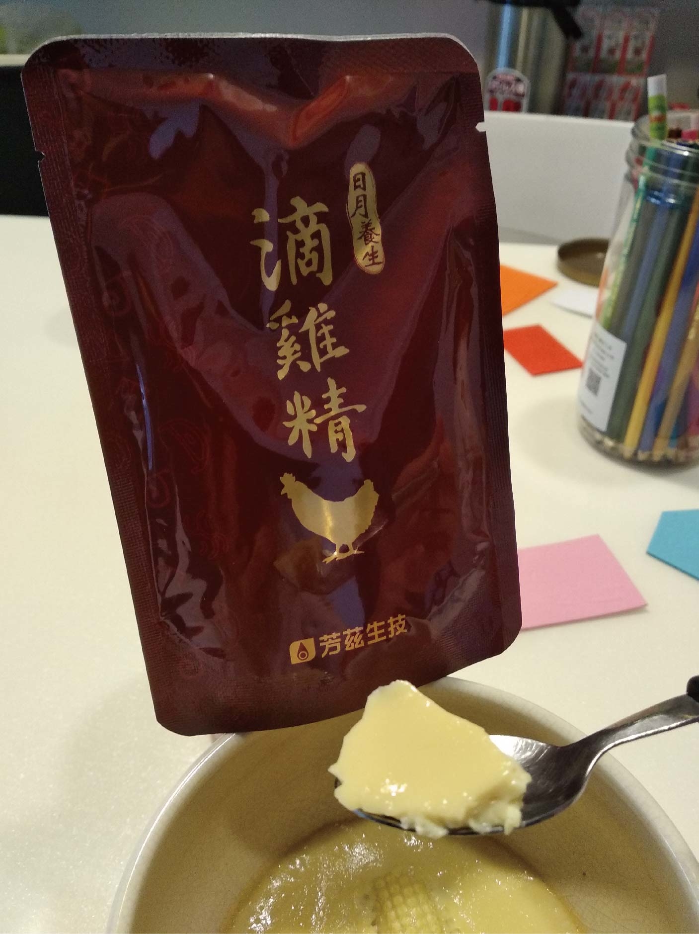 芳茲生技的日月養生滴雞精嚴選飼料，全程控管掌握生產溯源，堅持零添加的滴雞精，可以聞到濃濃的雞湯味，天氣涼了熱熱的喝很舒服，其實配飯、麵線、麵條甚至是水餃也都算很OK，原則上我都會二三天喝一包，就當作補充營養喝碗熱熱的雞湯。