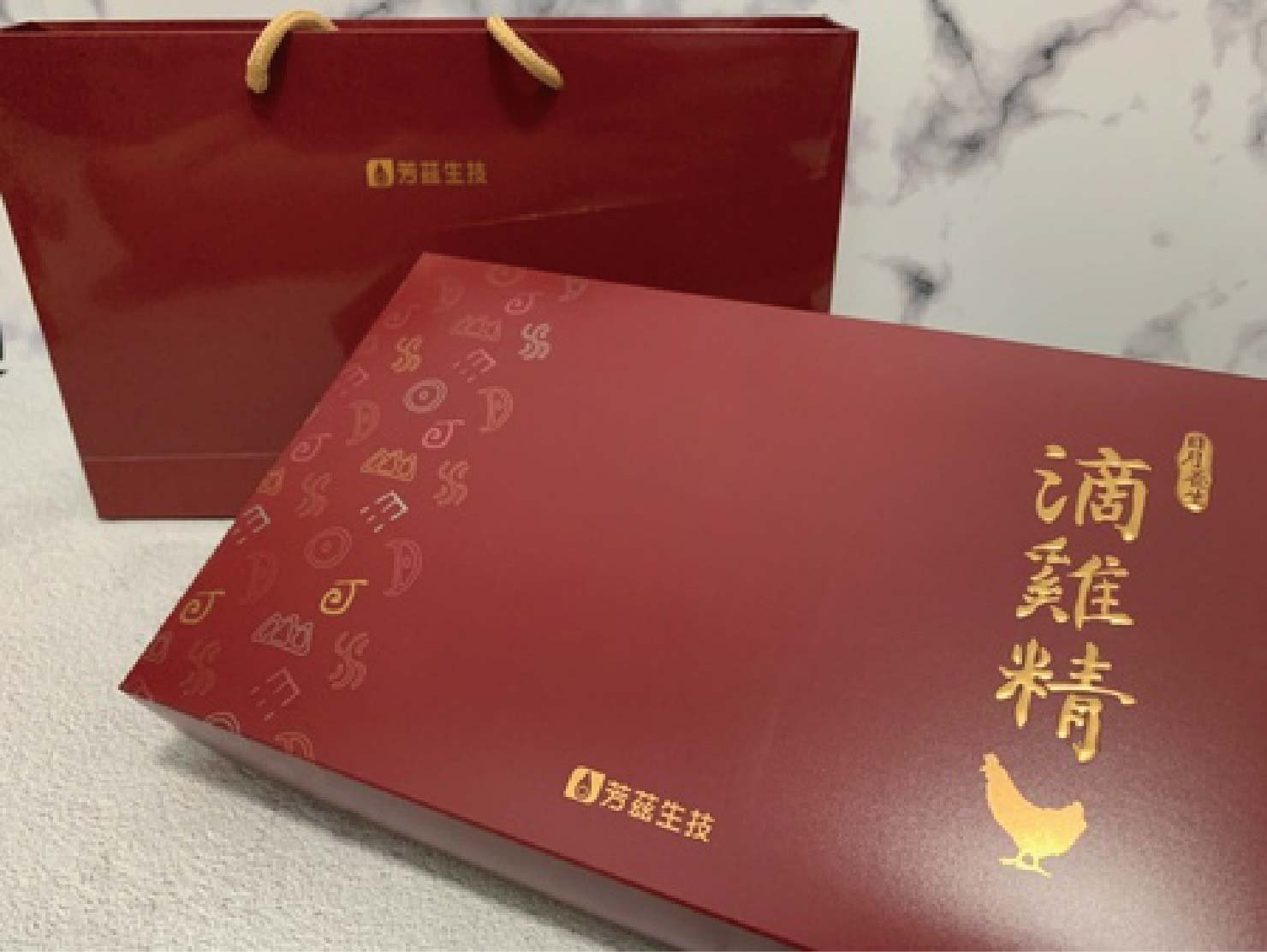 芳茲的日月養生滴雞精是由波蜜大廠製造，雞隻飼料添加有機酸/酵素，完整生產溯源，SGS檢驗，全程使用空調控溫，保留完整營養素，不加水與調味料，高溫滅菌，可常溫保存，一包更只有20大卡，不用怕胖，還能調整體質，喝得安心又健康