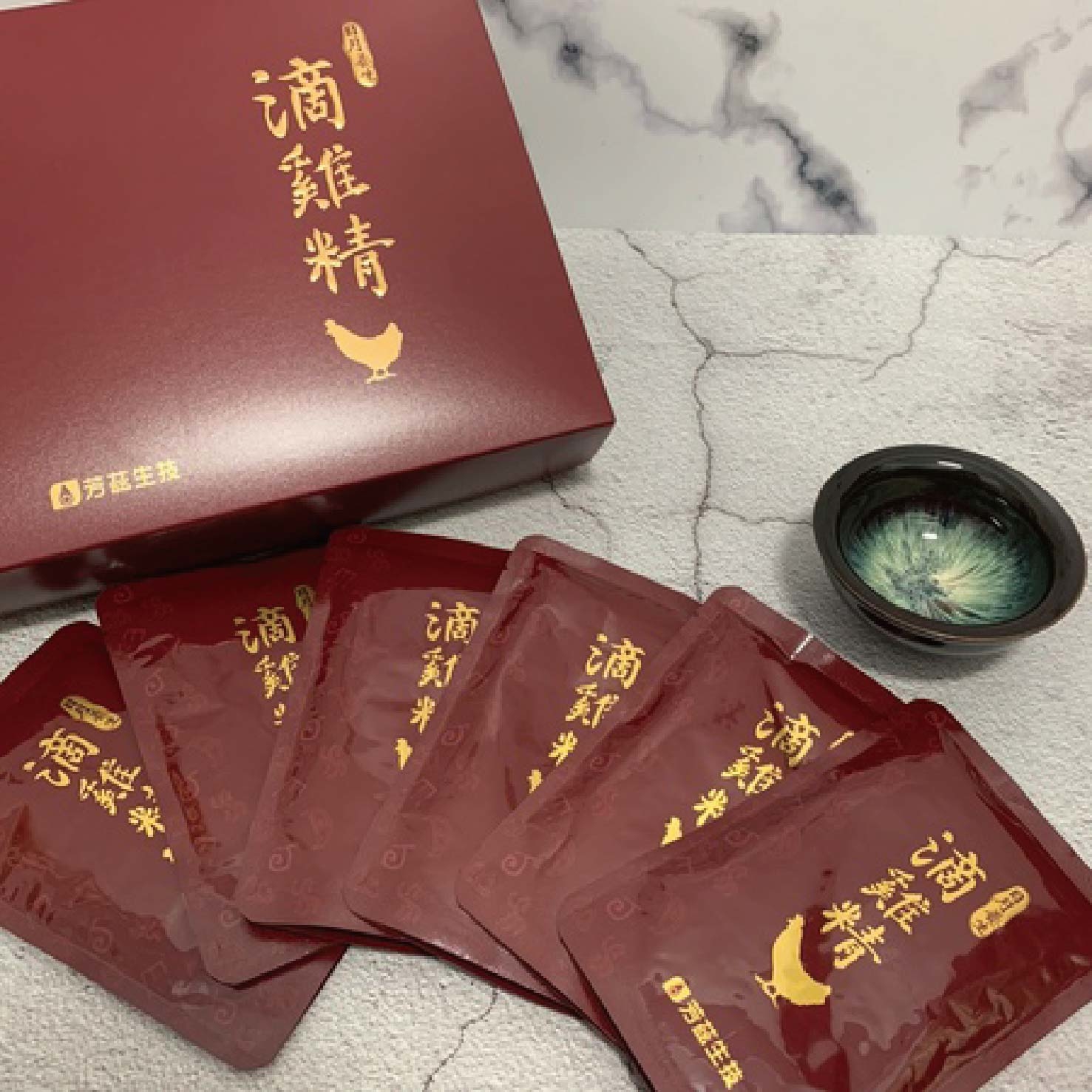 芳茲的日月養生滴雞精是由波蜜大廠製造，雞隻飼料添加有機酸/酵素，完整生產溯源，SGS檢驗，全程使用空調控溫，保留完整營養素，不加水與調味料，高溫滅菌，可常溫保存，一包更只有20大卡，不用怕胖，還能調整體質，喝得安心又健康