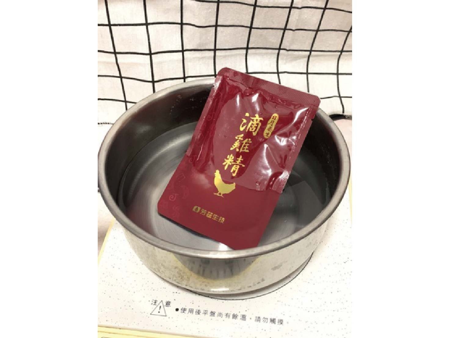 芳茲的日月養生滴雞精是由波蜜大廠製造，雞隻飼料添加有機酸/酵素，完整生產溯源，SGS檢驗，全程使用空調控溫，保留完整營養素，不加水與調味料，高溫滅菌，可常溫保存，一包更只有20大卡，不用怕胖，還能調整體質，喝得安心又健康