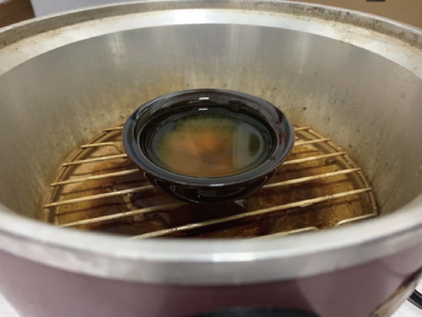 芳茲的日月養生滴雞精是由波蜜大廠製造，雞隻飼料添加有機酸/酵素，完整生產溯源，SGS檢驗，全程使用空調控溫，保留完整營養素，不加水與調味料，高溫滅菌，可常溫保存，一包更只有20大卡，不用怕胖，還能調整體質，喝得安心又健康