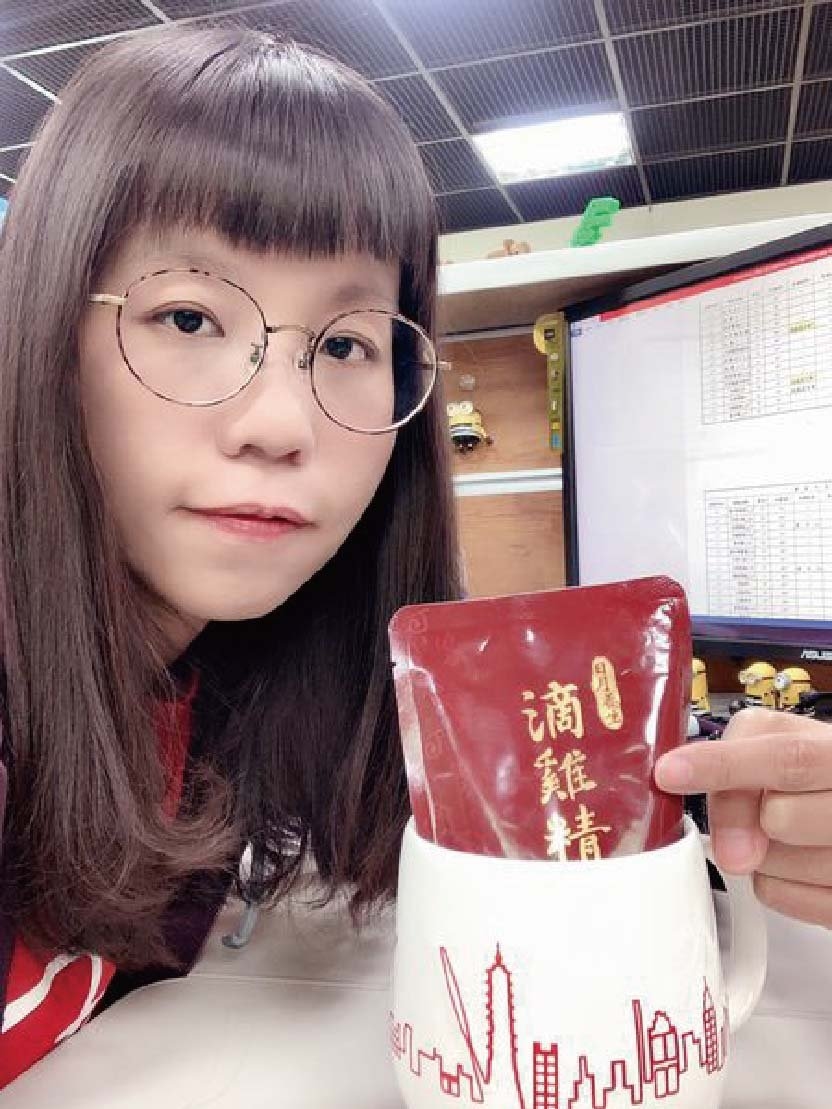 芳茲的日月養生滴雞精是由波蜜大廠製造，雞隻飼料添加有機酸/酵素，完整生產溯源，SGS檢驗，全程使用空調控溫，保留完整營養素，不加水與調味料，高溫滅菌，可常溫保存，一包更只有20大卡，不用怕胖，還能調整體質，喝得安心又健康